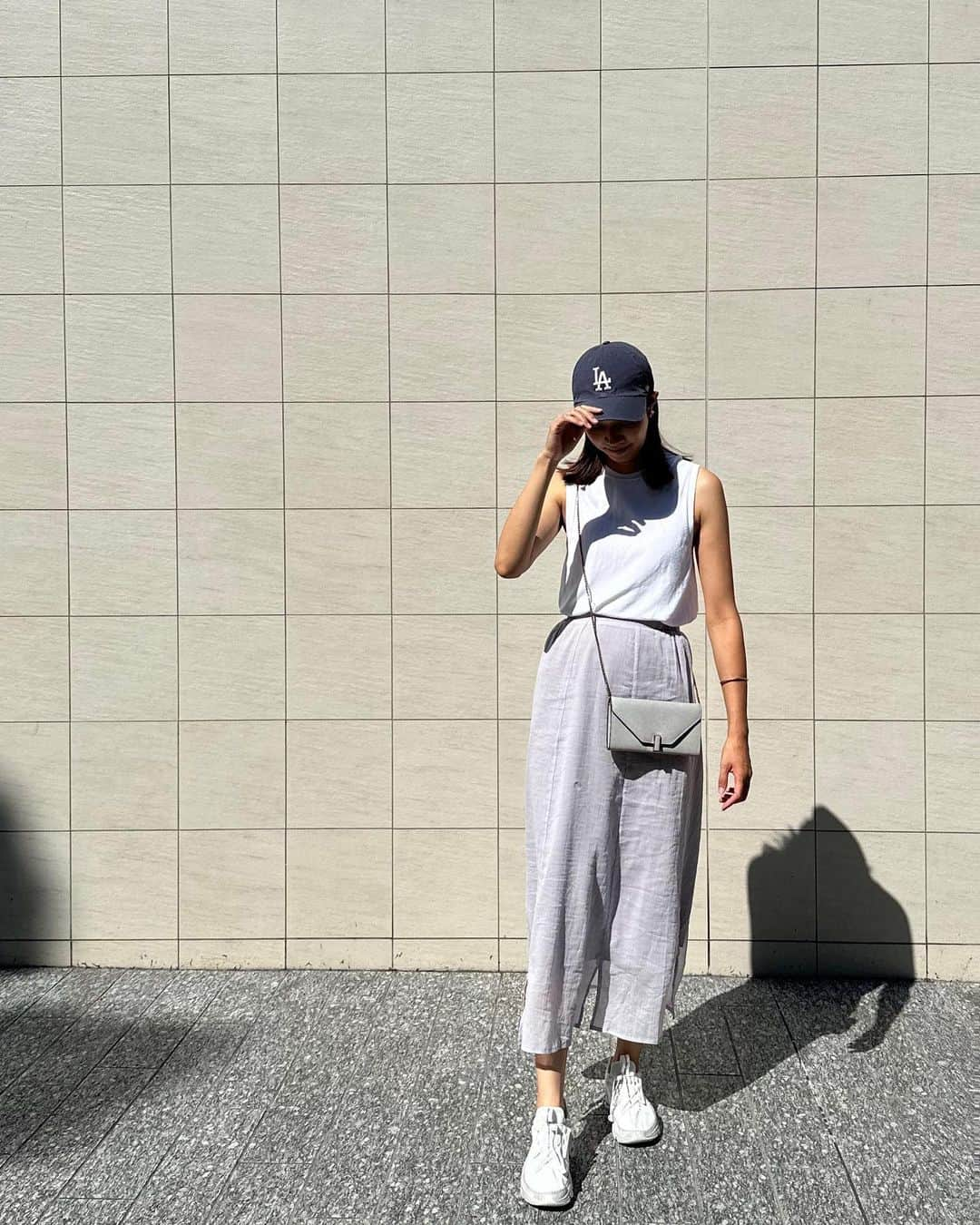 青山美沙子さんのインスタグラム写真 - (青山美沙子Instagram)「coordinate🍦🤍 ⁡ ⁡ tops・・ @zara  skirt・・ @kuih_store bag・・ @valextra  shoes・・ @on.japan  cap・・ @47japan  ⁡ ⁡ ⁡ ⁡ この日は暑かったのでkuihのスカートが涼しくて過ごしやすかった〜 吸放湿性に優れているコットン素材のおかげかな☁️ 薄い生地だけどしっかり裏地が付いているので安心🫶 ⁡ ⁡ ⁡ キャップは朝時間がなくてセット出来なかった時に大活躍できる最近の必需品☺️笑 ⁡ ⁡ ⁡ ⁡ kuihのサイトでサマーセールやってます♡☺︎ ⁡ ⁡ ⁡ ⁡ そして娘氏、また発熱？で母疲弊😇 こんなにお熱出ちゃうの可愛そうだなぁ🥺🥺 ⁡ ⁡ ⁡ ______________________________________ ⁡ ⁡ ⁡ #kuih #クイ #kuihスト #kuihst  @kuih_store#大人シンプルコーデ#骨格ナチュラル#アクティブキュート#アクキュ#イエベ春#165cm#165cmコーデ#ママコーデ #onスニーカー #onjapan #ヴァレクストラ #zaraコーデ」6月24日 20時59分 - misa1120mh