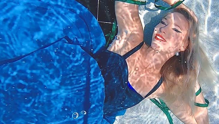 Julieさんのインスタグラム写真 - (JulieInstagram)「This is something I’ve been planning to do for a while, and glad I’ve finally did it! I had SO much fun, and felt right at home in the water 🧜🏼‍♀️ Big thanks to my dear friend who handmade the dress for me 🤗 . . . #swimmer #summerjulep #swimming #swim #swimlife #swimmerslife #swimmersofinstagram #instaswim #instaswimming #instaswimmer #underwaterphotography #mermaidlife #underwaterart」6月24日 20時52分 - summerjulep