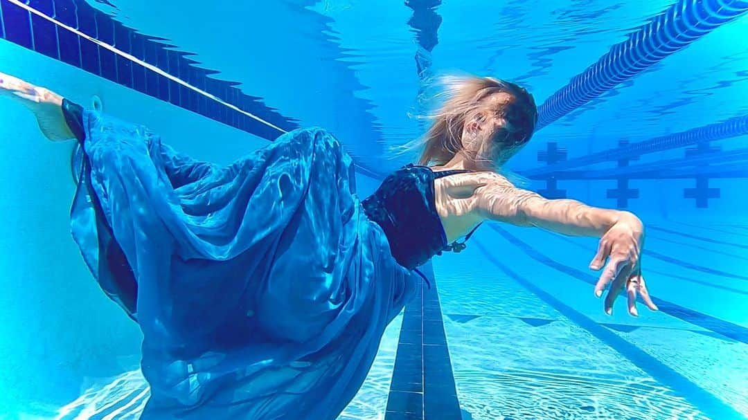 Julieさんのインスタグラム写真 - (JulieInstagram)「This is something I’ve been planning to do for a while, and glad I’ve finally did it! I had SO much fun, and felt right at home in the water 🧜🏼‍♀️ Big thanks to my dear friend who handmade the dress for me 🤗 . . . #swimmer #summerjulep #swimming #swim #swimlife #swimmerslife #swimmersofinstagram #instaswim #instaswimming #instaswimmer #underwaterphotography #mermaidlife #underwaterart」6月24日 20時52分 - summerjulep