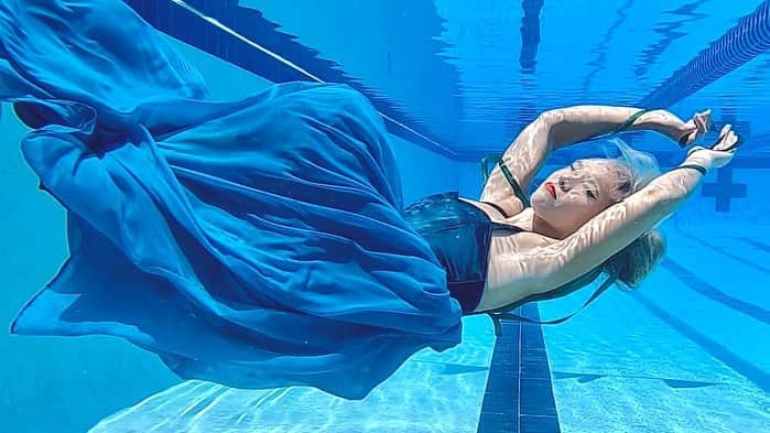 Julieのインスタグラム：「This is something I’ve been planning to do for a while, and glad I’ve finally did it! I had SO much fun, and felt right at home in the water 🧜🏼‍♀️ Big thanks to my dear friend who handmade the dress for me 🤗 . . . #swimmer #summerjulep #swimming #swim #swimlife #swimmerslife #swimmersofinstagram #instaswim #instaswimming #instaswimmer #underwaterphotography #mermaidlife #underwaterart」