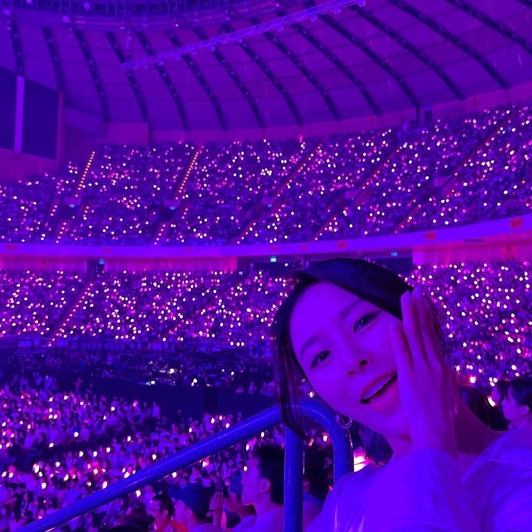 エルキーのインスタグラム：「- 今天一看才發現這已經是時隔6年再看태연 선배님的演唱會 聽到第3首歌的時候 莫名的泛淚了🥹 一方面是因爲那瞬間很開心很幸福 一方面是想到原來不知不覺她已經陪伴我成長不少時間了 突然百感交集 五味雜陳哈哈  🎤夢的開始是她們 以前每天放學回家都會看一到兩個小時少時的舞台視頻 覺得她們每位都是閃閃發亮的✨ 看得越多 就越想要像她們一樣站在舞台上表演 然後…我就踏上這條道路啦  其實關於選秀還有過一個小經歷 不瞞大家說 其實我當初最想進的就是少時所在的S公司 但在一些機緣巧合下 我先去了C公司舉辦的Audition 然後就在我要去C公司簽約的路上 我發現捷運上有個人一直在看著我👀 然後到站了還跟著我下車！！！ 我就拉著媽媽說「媽媽，我們趕緊走吧，有個奇怪的叔叔」（抱歉！當時真這麼想的🫣） 下車後本來大家方向不一 我還稍微放心了一點 結果他突然轉身往我在走的方向走 「媽媽，我們跑吧」 然而速度不夠快 還是被攔下來了  他先問我是哪裡人 同時又從包裡準備掏出些什麼😰 這時的我還是處於一個戰戰兢兢的狀態 一看 他拿出的是S公司的工作證 上面寫著[CASTING MANAGER] 對的…是S公司的新人開發部 當時真的很心動…很忐忑… 不過畢竟已經有先約 所以故事的後續就是後來的樣子啦～  就…繼續當個성덕吧哈哈哈哈哈哈」