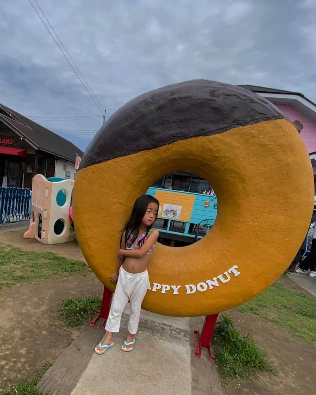 堀舞紀さんのインスタグラム写真 - (堀舞紀Instagram)「🍩🍿🥤  📍 happydonut茂原。  これが食べたかったんだけど めちゃくちゃ並んでて へこたれそぅになってたら cannyO が "並ぼう！" って勇気をくれたので 🤣 どーにかめげずにget!!!  結果ミラクルモチモチふあふあ で🫧🫧  飲み物だった😩〜  並んで買ったかいがあったって もんだぜ！！！  #ハッピードーナツ #donut #🍩 #cannyO」6月24日 20時55分 - mainohori