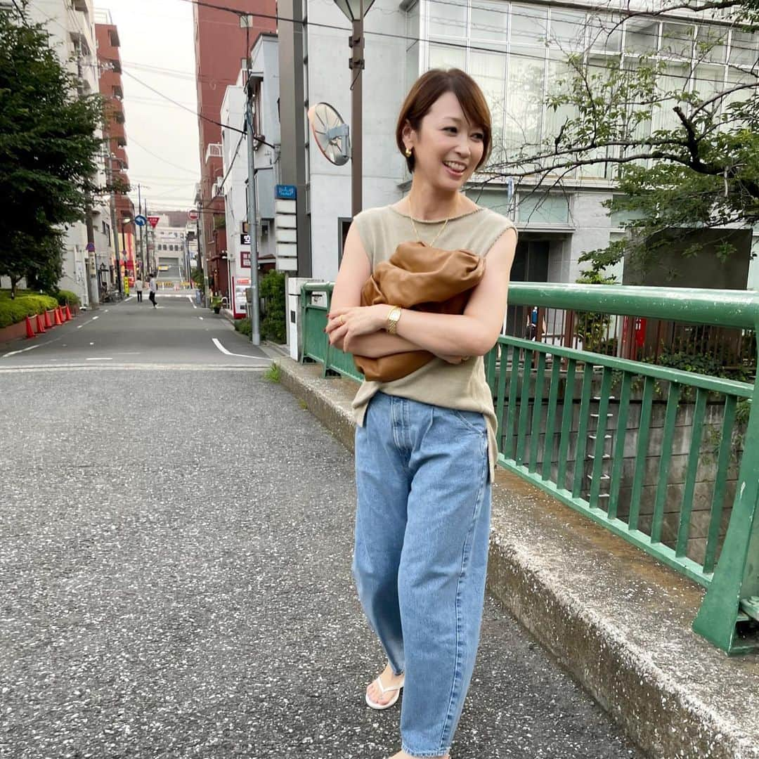 辺見えみりさんのインスタグラム写真 - (辺見えみりInstagram)「休みの日はdenim  @upperhights  THE ISABELすごく履きやすい  シンプルが1番☺︎  tops @vermeilpariena  denim @upperhights  bag @newbottega  jewelry  @yon__jewelry」6月24日 21時07分 - emiri_hemmi