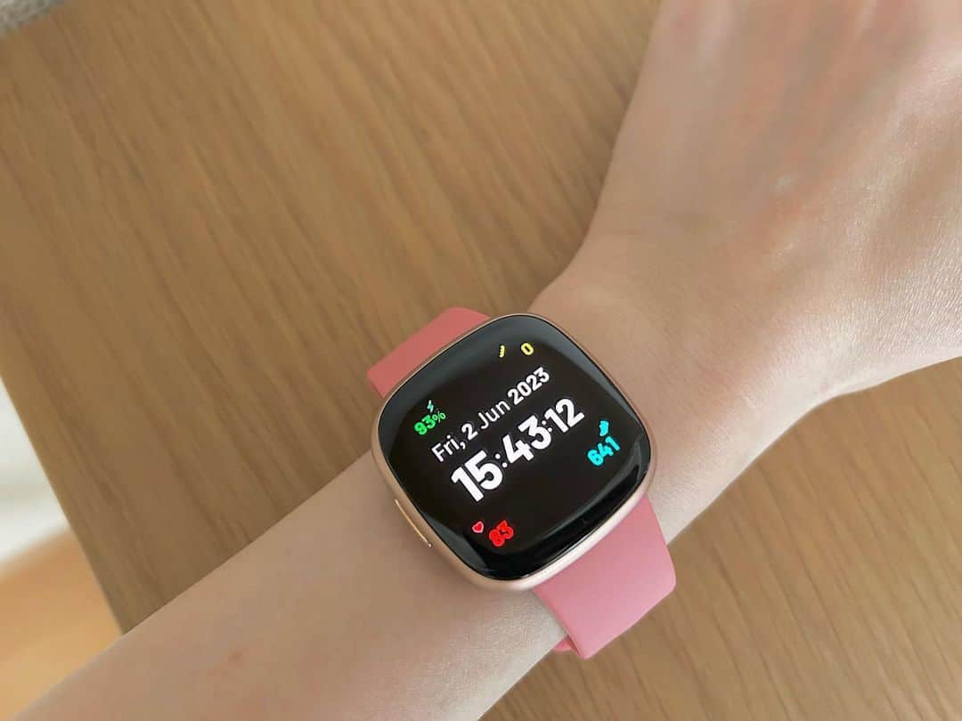 Fitbit Japanのインスタグラム：「🎉@natsuka_mishima さん、#Fitbit デビューおめでとうございます🎉 Versa 4はGoogleマップの道案内やGPSで距離の測定もできちゃう優れもの✨ 楽しく安全な自転車ライフをお楽しみください🚴‍♀️」