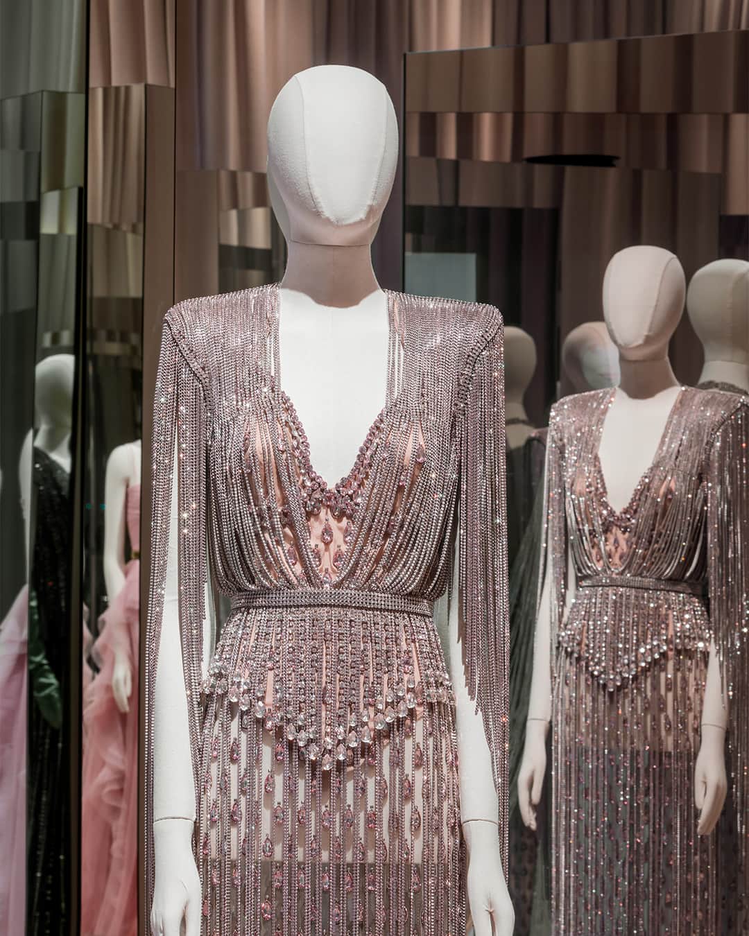 グッチのインスタグラム：「Within a reflective space at Gucci Visions, custom-made gowns from the past decade, worn by leading figures from film or music, echo how red carpet designs have amplified the House’s creativity. Discover more at link in bio. ⁣ ⁣ Located at Gucci Garden, Piazza della Signoria 10, 50122, Florence, Italy ⁣ ⁣ #GucciVisions」