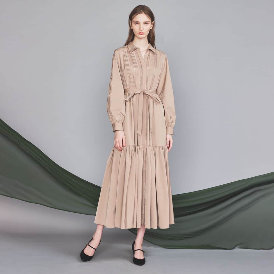 Double Standard Clothingのインスタグラム：「. NEW ARRIVAL 2023 PRE-FALL COLLECTION . [DRESS] CORCOVADO / GRACE MORY TAFFETAドレス price. 81,400円(税込) color. ベージュ / ブラック size. 36 / 38 . ------------------------------------------ #doublestandardclothing #tokyo #corcovardo #DSC #sov #nightstore #fashion #ootd #2023prefall」