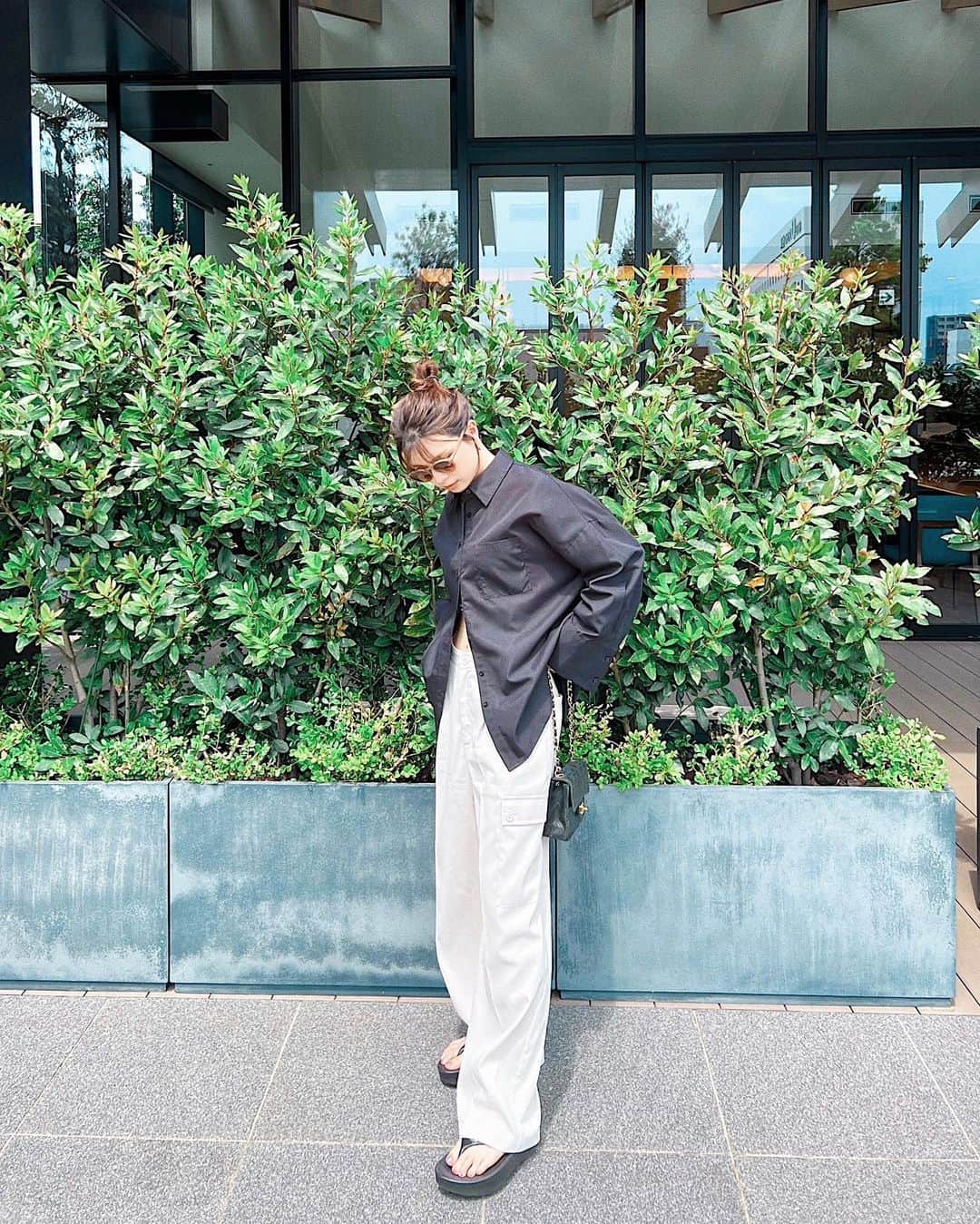HONOのインスタグラム：「この間の楽ちんコーデ🌿🤍 . . . . . #楽ちんコーデ#モノトーンコーデ#シャツコーデ#スラックスパンツ#スラックスコーデ#オーバーサイズシャツ#ユニセックスコーデ#ビーサンコーデ#ドライブコーデ#夏コーデ#oofos#お団子コーデ#お団子ヘア#簡単ヘアアレンジ#ミディアムボブ#ミディアムヘア」