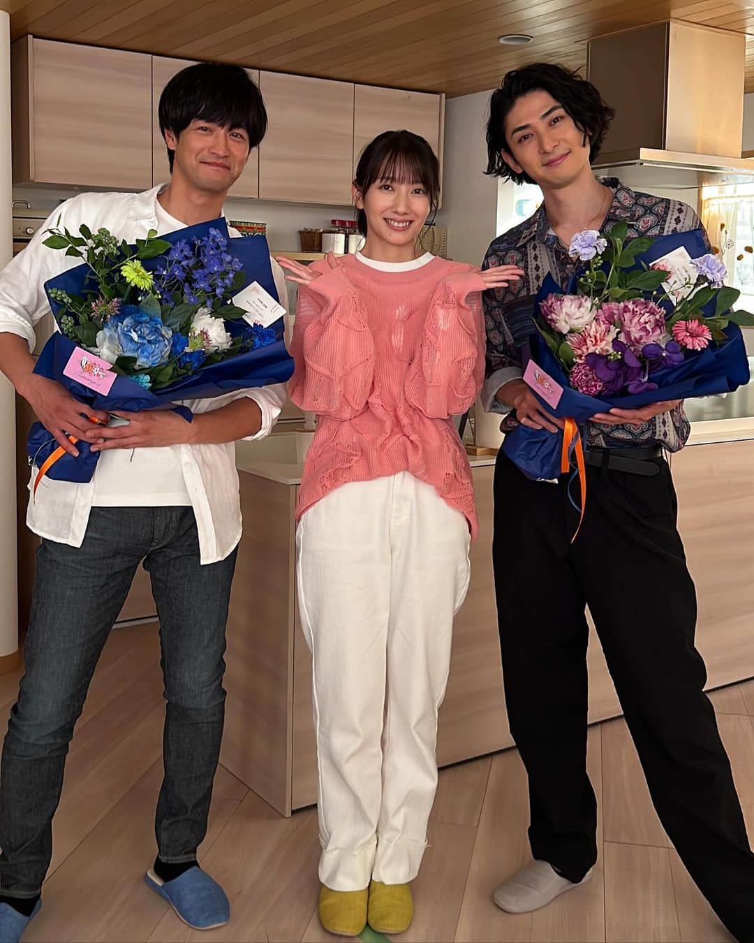 わたしのお嫁くんのインスタグラム：「最終話はTVerで無料配信中！ ⌚━━━━━━━━🍳 　#わたしのお嫁くん 🍳 ━━━━━━━━⌚  強すぎる個性で、作品をカオスに彩ってくれた2人の兄たち❕  かわいい「妹」を囲んだ1枚です!!  #波瑠 #竹財輝之助 #古川雄大」