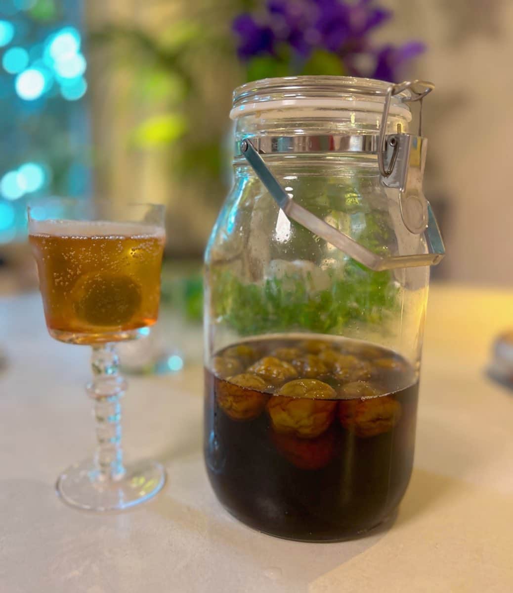 野沢和香のインスタグラム：「梅ジュース🍹🤩 先週ライブで飲みたいと言っていたら皆さんが簡単だと教えてくれて、おまけに @rikuka.62 さんのインスタを見て美味しそうだったので、てんさい糖でつくってみました。  1週間でアッというまにできてビックリ🫨 激ウマっ😆🙌」