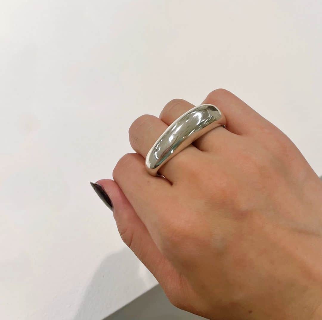SPURさんのインスタグラム写真 - (SPURInstagram)「巻貝の化石が着想源になっている、ASAMI FUJIKAWAのダブルリング。片側が引っ掛けるだけなので、指を固定される感覚が少なく快適に着用できます🐚  #ASAMI FUJIKAWA #ダブルリング#SPURmagazine #SPUR #ring #アサミフジカワ #指輪」6月24日 21時01分 - spurmagazine