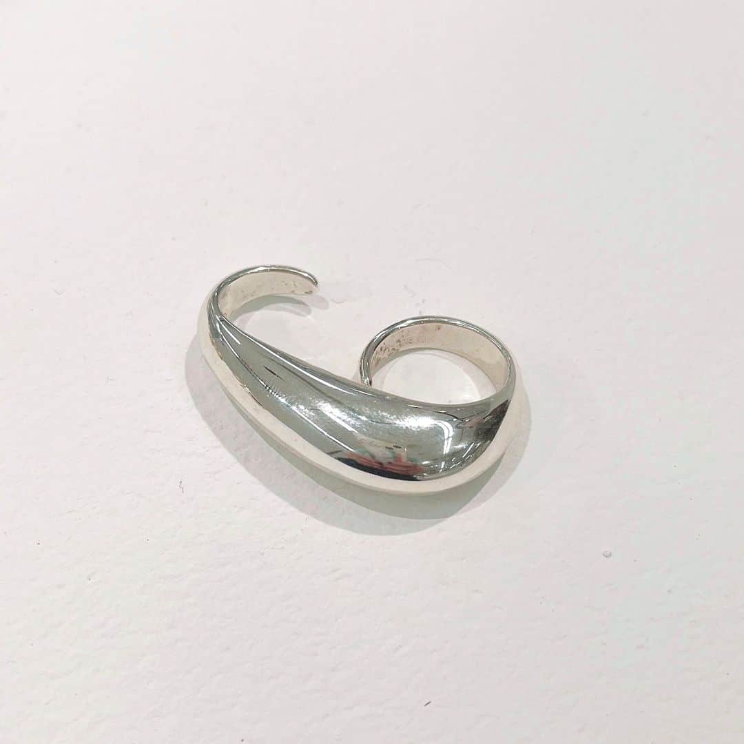SPURさんのインスタグラム写真 - (SPURInstagram)「巻貝の化石が着想源になっている、ASAMI FUJIKAWAのダブルリング。片側が引っ掛けるだけなので、指を固定される感覚が少なく快適に着用できます🐚  #ASAMI FUJIKAWA #ダブルリング#SPURmagazine #SPUR #ring #アサミフジカワ #指輪」6月24日 21時01分 - spurmagazine