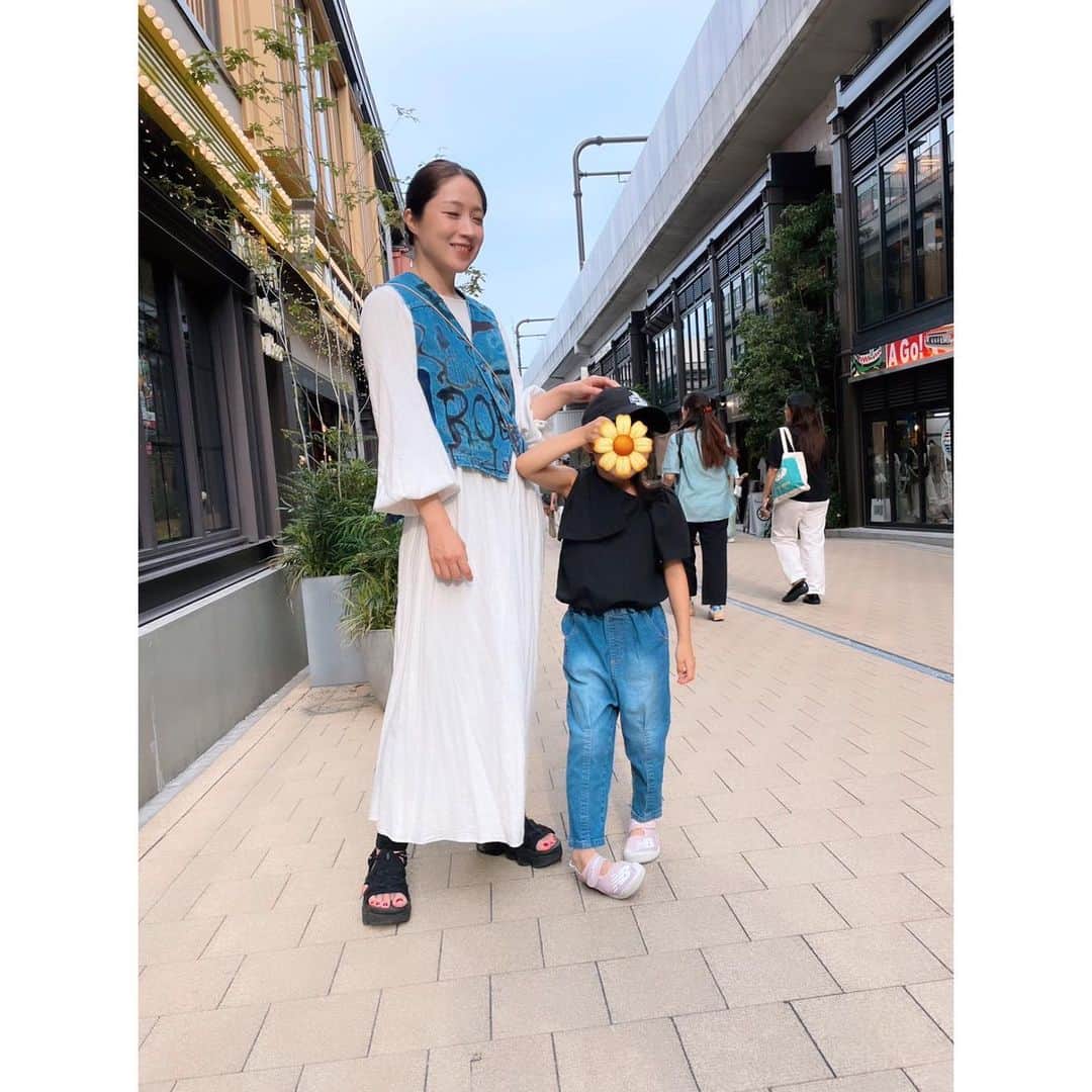 のインスタグラム：「運動がてらチャリで下北沢まで走って、ヴィレヴァンで推しの子のガチャガチャしたり、水だんご製作キット買ったり、ピザとお茶でダラダラしたりしました  #ママコーデ　#toga #togapulla #etre #etretokyo #zarakids #育児　#子育て　#ママファッション」
