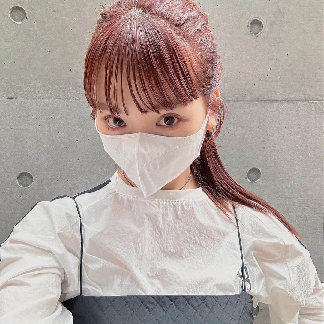 Momoのインスタグラム：「. ブリーチなしのダブルカラーで 可能なピンク♡♡ . .  . ✔️画像を保存してカウンセリングの 時にみせてください♡♡ .  イメージを変えたいけど短くするのも ブリーチをするのも勇気がいる🥺 . そんな方にも幅広くその方にあった提案 をさせて頂き一緒におしゃれを楽しみましょう♡ . ブリーチカラーは【ケアブリーチ】を 推奨しております♡ . ケアブリーチは従来よりも髪の毛への ダメージが94%cutされます！ . ブリーチなしのダブルカラーも 提案させて頂きますのでぜひご相談ください♡ . 12／3から 新店舗　GARD/ëN (ガーデン／エン) がopen♡♡ . 場所は表参道♡♡ 新しいこだわりのつまったお店で ぜひお会いできるのを楽しみに お待ちしております♡♡ . . ご予約はTOPからご予約サイト に飛べます✈︎♡(料金もそちらを参考に) . ご新規様も喜んでお待ちしております♡ . お電話.DMからも受け付けております♡ (DMは返信が遅くなる可能性が ございますのでそちらご了承下さい🙇‍♀️)  . .  〒150-0001 東京都渋谷区神宮前5-39-2 2F . TEL☎︎ 03-6712-5995 . 表参道駅から徒歩5分🚶🏼‍♀️(A1出口) ( 銀座線/千代田線/半蔵門線 ) . . 月 定休日 火・水　11:00〜20:00 木・金　12:00〜20:30 土　10:00〜19:00 日　10:00〜19:00 祝　10:00〜19:00 . . ぜひ、ご予約お待ちしてます♡♡ . codeアカウントはこちら   @__cd.momo____________ ♡ . ぜひフォローしてください♡ .」