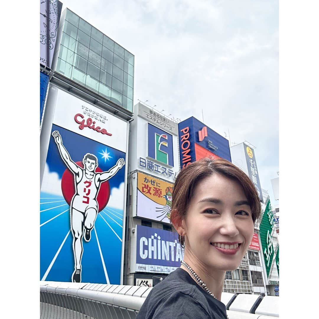 武藤京子さんのインスタグラム写真 - (武藤京子Instagram)「* * THE観光客です😆  * USJ2日間 3日目は難波へ * (写真3枚目) 連日炎天下の気温30度 ずっと屋外という事で 行きの羽田空港のドラッグストアで SPF値高めの @sana_cosmetics_official  フェイスパウダー と @nivea_promo_jp の リップ を買って行き こまめに塗りなおし * (写真4枚目) 日傘 @sunbarrier100 を 使える所では使って 首や腕・髪には @bioreuv_jp の日焼け止めスプレーを そして 目から入る紫外線対策には サングラス🕶 * (写真5枚目) 紫外線対策をしっかりしても 全て防ぎきれるわけではないので ホテルでのスキンケアタイムには @vitabrid_japan の シートマスクを * (写真6枚目) たくさん遊んだ疲れを 次の日に残さないように (もちろん美容のためにも) いつもは1日1本の @shinryo_healthcare_official  高濃度水素ゼリーを 朝・夜の2本チャージ * ダメージは最小限に✨✨ * #大阪観光 #戎橋 #紫外線対策　 #usj  #sana  #nivea  #bioreuv #balenciaga #sunbarrier100 #vitabridc12 #高濃度水素ゼリー　 #武藤旅　 #アメブロ更新しました」6月24日 21時05分 - kyokomuto0628