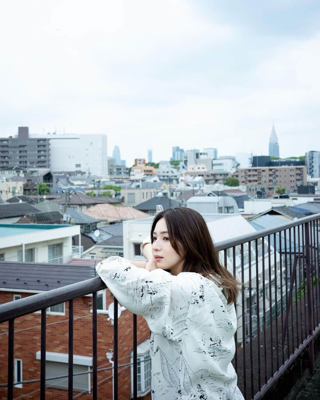 傳谷英里香のインスタグラム：「. 離れた屋上から、小さな子供たちが 「やっほーーーー！」と叫んでいて 何故か羨ましくて私も同じように返した🗣️ ⁡ 声が届いてるかもわからないけど なんだろう？あの通じ合ってる感。笑」