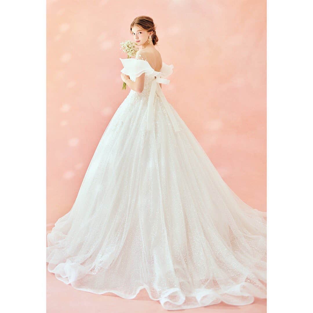のインスタグラム：「天使の羽のようなひらりとしたお袖に、デコルテ部分にはビジューのお花、上半身にはグリッター生地にお花のレースをあしらっています。 後ろには立体的なリボンがついてどこから見ても可愛い天使のドレスです。  フリルのヨークを外すとキラキラのＡラインドレスになります。 【SNS専用タグ #天使のドレス】  #オフショルダー #オフショルダードレス #ドレス #ウェディングドレス #キラキラドレス #Aラインドレス #プレ花嫁#結婚式準備 #ドレスショップ#ドレス迷子 #ドレス選び#ドレス試着 #ウェディングドレス試着 #愛ロイヤルウェディング #愛ロイヤルウエディング #airoyalwedding #日本中のプレ花嫁さんと繋がりたい #全国のプレ花嫁さんと繋がりたい  #前撮り #フォト結婚式 #フォトウェディング #キヨコハタ #kiyokohata #キヨコハタ×マリー #KH0034  愛ロイヤルウェディング（新宿）  TEL 03-6304-5445 完全予約制  https://www.rf-ai.com」