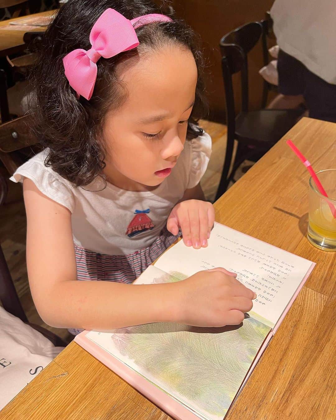 トムセン陽子さんのインスタグラム写真 - (トムセン陽子Instagram)「最近、図書館で本を借りるのが習慣に。  お出かけの時も本を持っていきます。  小学生になってだんだん文字が読めるようになると、まるで暗号を解くように楽しいんだろうな。  いいね。 どんどん本好きになってほしい。 世界を広げてほしい。  🥰  #mylittlegirl #6yearsold」6月24日 21時11分 - yokothomsen