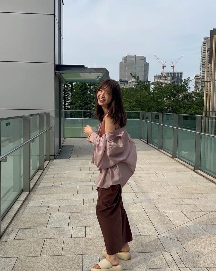 上西星来のインスタグラム：「私服🚶🏻‍♀️  shirt  @snidel_official  skirt  @emmi.jp  sandal  @zara   淡いピンクやブラウンがタイプ🫣」