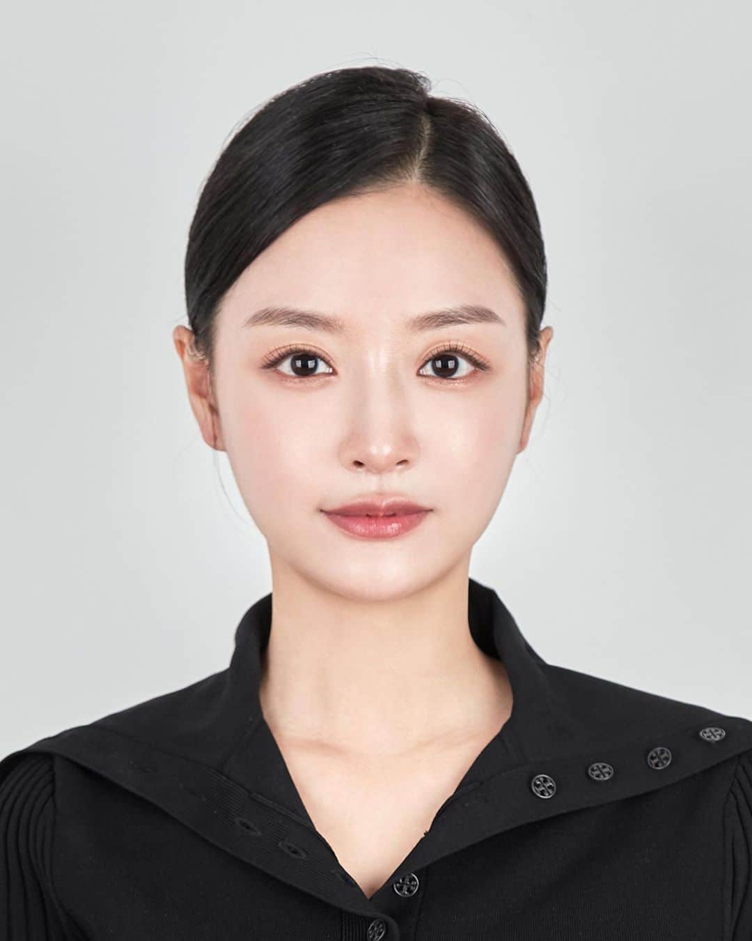 ᴅᴏᴜʙʟᴇsᴏᴜᴘのインスタグラム：「청담샵에서 여권사진 메이크업 꿀팁 찍어왔어요! 코로나 끝나고 첫 방학이라 여권 만드는 우리 보습님들께 뀰팁이 되기를 바라면서… 🤍 유튜브에 금방 업로드 되었으니 보러오세요🥹🫶  ヘアメイクショップで証明写真のコツを撮ってきました！！！夏休みを迎えてパスポートを準備される方々！ プロフィールリンクを押して見に来てください🫶🥹✨  #증명사진 #여권사진 #証明写真」