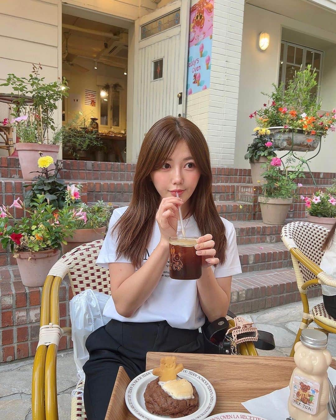 宮崎美穂のインスタグラム：「【성수 서울숲 - 테디스오븐】  くまのカフェ🧸☕️ 雰囲気も良いし食べ物も美味しいし可愛くて最高だった◎  テラス席おすすめです！！  #韓国旅行 #韓国グルメ #韓国カフェ #韓国情報 #카페추천 #카페스타그램 #성수동카페 #서울숲카페」