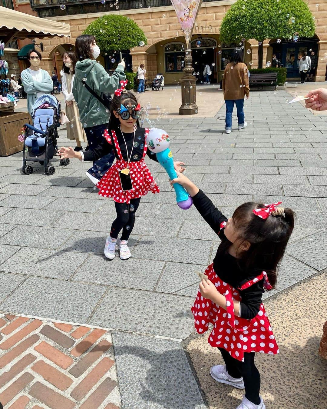 MARIKOさんのインスタグラム写真 - (MARIKOInstagram)「. . チビミニー🐭🎀🤍 . . . . . . . #ミニーコーデ  #ディズニーシー  #ディズニーコーデ  #minny #minnymouse  #姉妹#姉妹コーデ」6月24日 21時18分 - marichi.1010