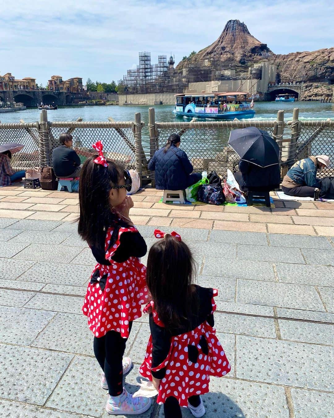 MARIKOさんのインスタグラム写真 - (MARIKOInstagram)「. . チビミニー🐭🎀🤍 . . . . . . . #ミニーコーデ  #ディズニーシー  #ディズニーコーデ  #minny #minnymouse  #姉妹#姉妹コーデ」6月24日 21時18分 - marichi.1010