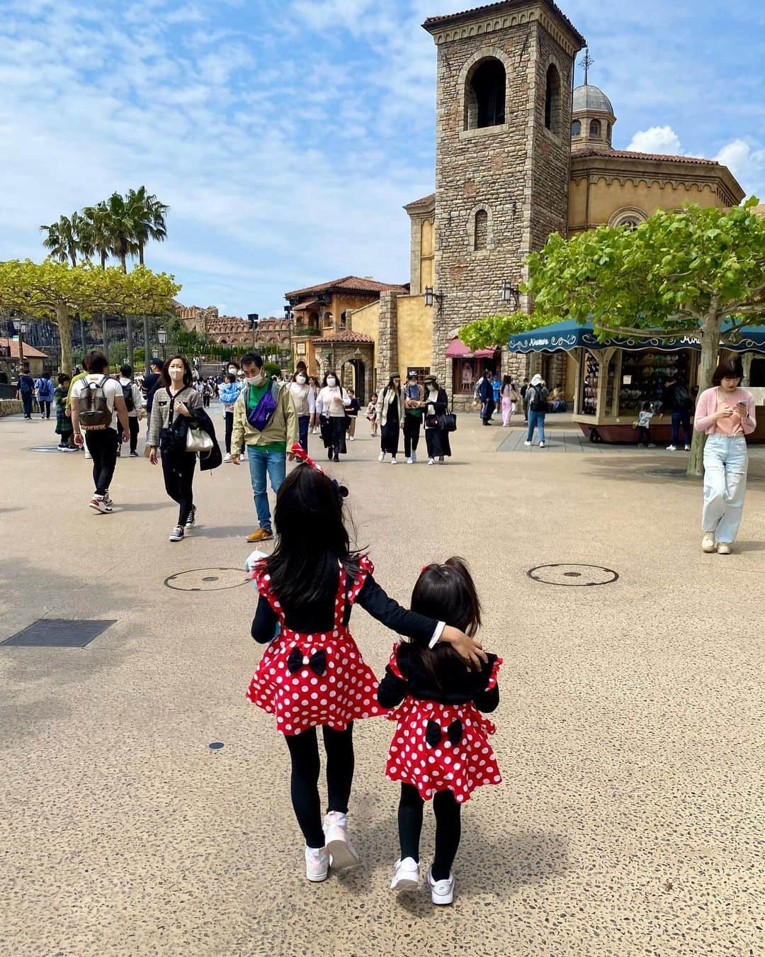 MARIKOのインスタグラム：「. . チビミニー🐭🎀🤍 . . . . . . . #ミニーコーデ  #ディズニーシー  #ディズニーコーデ  #minny #minnymouse  #姉妹#姉妹コーデ」