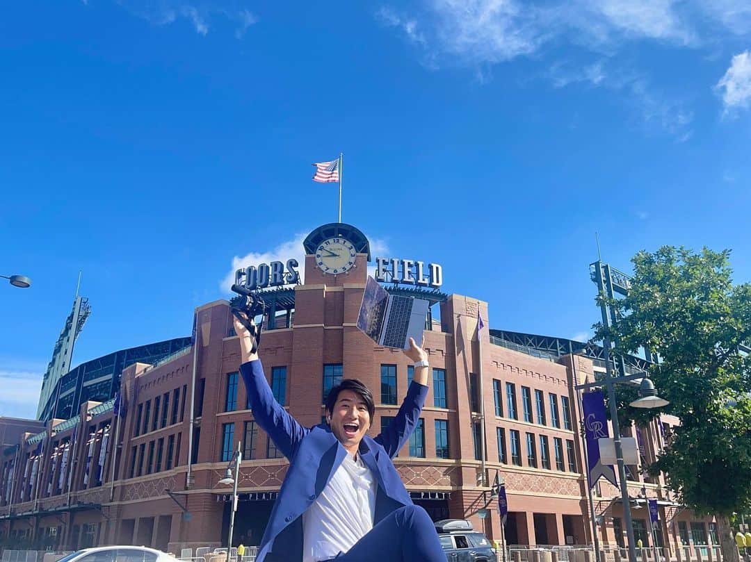 福田太郎のインスタグラム：「㊗️日米通算200号 ⠀ #大谷翔平 選手のアーチに期待して…⛰️ MLBスタジアムで最もホームランが出やすい 打者天国 #クアーズフィールド での一戦を ABEMAで実況！声出していきます🔥 ⠀ 解説には #里崎智也 さん @tomoyasatozaki をお迎え🙆‍♂️ 昨季撮影した、楽しい映像もたっぷりとお届けします🍺🐄 ⠀ #エンゼルス vs. #ロッキーズ 6月25日（日） あさ10:00から☀️ #MLB 2023 #アベマでどこでもMLB ⠀ @angels @rockies  #coorsfield #sandlotbrewery  #bellyslidewit #bluemoon #🍻 #rockiemountainoysters #milehigh #TaroFukuda #baseball #broadcaster @mlbjapan #MLB全30球場を制覇」