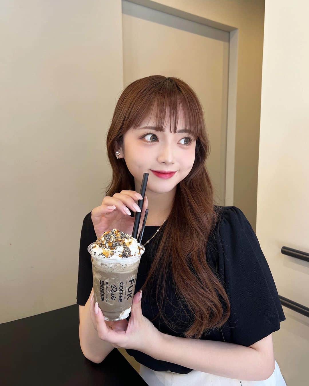 横山紗弓のインスタグラム：「お友達とcafe🫖🌿 @fuk.coffee.parks で 数量限定のほうじ茶シェイクをいただきました。 今日もたくさんの人で賑わってた！ 女子トークたっぷりできて幸せ🤭 #福岡カフェ #大濠カフェ」