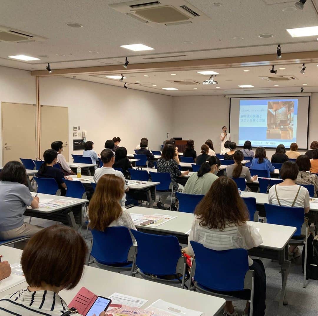 西口理恵子のインスタグラム：「今日は、HDC神戸様にて、 「30年後も快適な住まいを作る方法」セミナーを させていただきました！ 今回も満席！お越しいただいた皆様、 ありがとうございました😊✨ . . 今回、100年の人生軸と住まい軸を 書き込むワークなど、 考える時間を多く取らせていただきました。 皆様の頭の中がクリアになり、 やるべきリフォームが見えてきましたでしょうか？ . . ちなみに、私の30年後は73歳。 その時も、住まいラブな気持ちで 住まいを追求していけたらと思っております✨✨ . . セミナー後は、4組の皆様と個別相談会❤️ 間取りを見ながらお悩みや希望をお聞きしていると、 私の頭の中でテトリスのようにパチパチと 間取りが動いていくんです❤️ それを間取りに書きこむ快感たるや...❤️ 皆様のリフォームがうまくいきますよう、 心よりお祈りしております✨✨ . . Special thanks  HDC神戸様　@housing_design_center  サンケイリビング様　@kobe_sankeiliving 住友林業リフォーム様　@sfc_ht  Panasonicリフォーム様　@panasonicjp  エヌベーシック様　@shizensozai_n_basic   午前中セミナーお疲れ様でした！ またセミナーご参加ありがとうございました！　 瀧本真奈美様　@takimoto_manami」