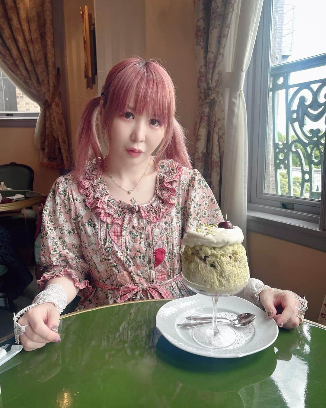 大森靖子さんのインスタグラム写真 - (大森靖子Instagram)「京都　円山公園　長楽館 ずっと行ってみたかったホテルのカフェの期間限定かき氷を食べにゆっきゅんと朝から京都へ！ 待ち時間が１時間くらいあったけど、もう建物が美しすぎて時間の感覚なかった！ ピスタチオのかき氷は、飲み物付きで1980円なんだけどもうパフェやらそういう類のもので世界一美味しかった、一皿がライブみたいだった、美しいセトリだった！！！ かき氷の残り汁のこと、スープって呼んでた そんでスープ用のスプーンで、スープが沁みたパンを食べた 美しい体験だった 本当に幸せ！！！！  #大森靖子KILM2023整いツアー」6月24日 21時27分 - omorimori