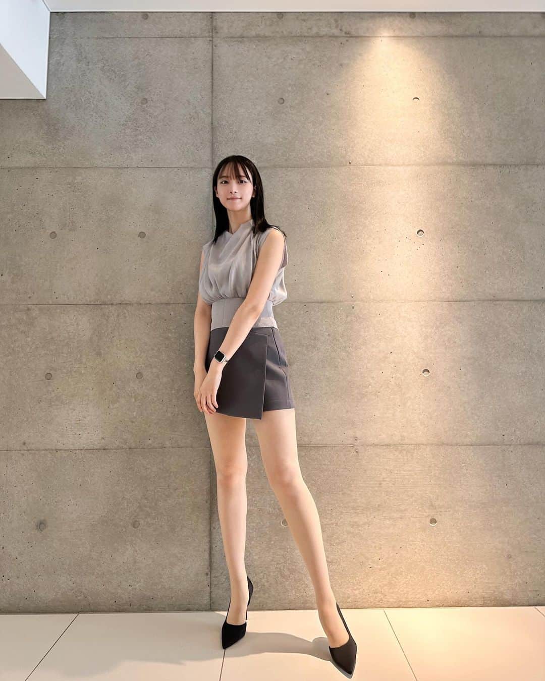 山崎あみのインスタグラム：「久しぶりにヒールを履いたら とっても詐欺になった写真👠🫢 ⠀ 山梨学院大学のYouTubeチャンネルの 「セキララにしゃべらないと！」という企画で 後輩のきづくちゃん役で、 大学生とお話ししています！ ⠀ 学生の皆さんの、 社会奉仕活動、将来への考え、などなど 熟考されていて勉強になりました、、」