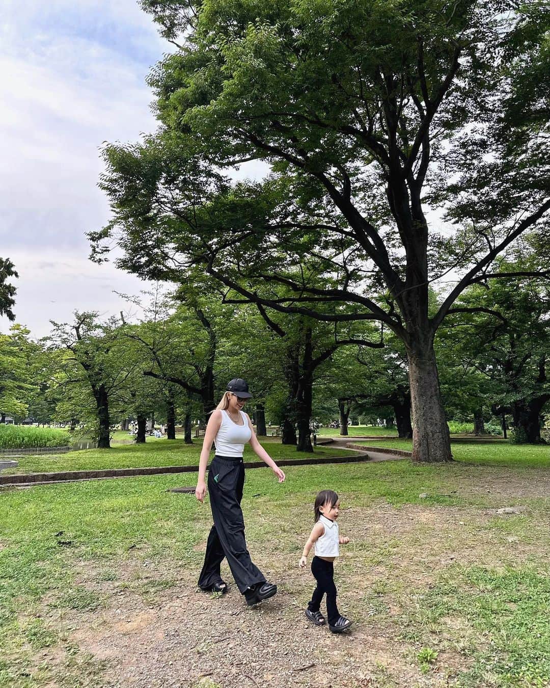 甲村仁絵さんのインスタグラム写真 - (甲村仁絵Instagram)「家族4人で初めての外出👨‍👩‍👧‍👦✨ といいつつも、軽いお散歩だけど😂  １ヶ月検診が終わり外出許可が出たので 夕方の涼しくなった時間に公園へ🩵  妊娠後期から娘と走り回って一緒に遊ぶ事ができず いつも見守るのみだったから久しぶりに遊べて楽しかった🥰❤️‍🔥❤️‍🔥  娘とリンクコーデ👩🏼👧🏻  上下 @zara  サンダルは 娘とお揃い @ugg  リップのみなので必殺すっぴん隠し @dior   残りの新生児期間。貴重すぎて 時よ止まれ😭😭と切実に思います😂笑  #母娘　#シミラールック　#ugg #zara #新生児」6月24日 21時30分 - hitoe_style