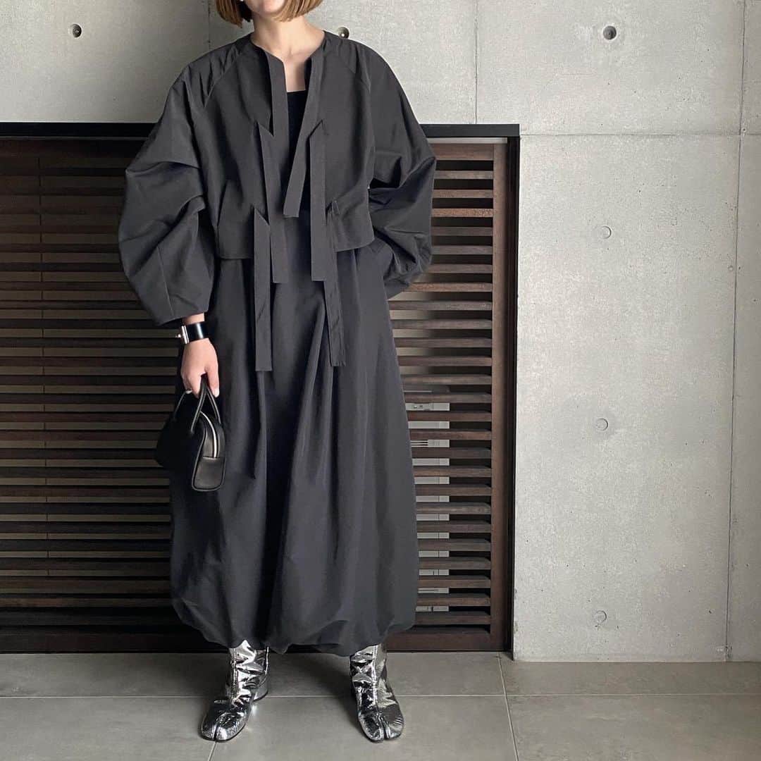 TOMOさんのインスタグラム写真 - (TOMOInstagram)「バックスタイルきゅん。すぎるやつ。 甘辛モードに。 2WAYに楽しめるブラウスが、かなりツボ。 バルーンスカートもウエスト後ろゴムだし、 裾もゴムだし、可愛くて楽ちん。 セットアップで着たいやつ😎  こちらも7月受注です🫶 GREYとBLACKの2色展開。 写真はGREY🙌  #fashion #ootd #outfit #coodinate #instafashion #monotone #モノトーン#シンプルコーデ#モノトーンコーデ #hermes #エルメス#ジルサンダー#シンプルコーデ#lohen#ローヘン#40代コーデ #newbalance #スニーカーコーデ#chanel #シャネル#therow#nicocoordinate#monotonecoordinate#therow#maisonmargiela」6月24日 21時30分 - nicoco121