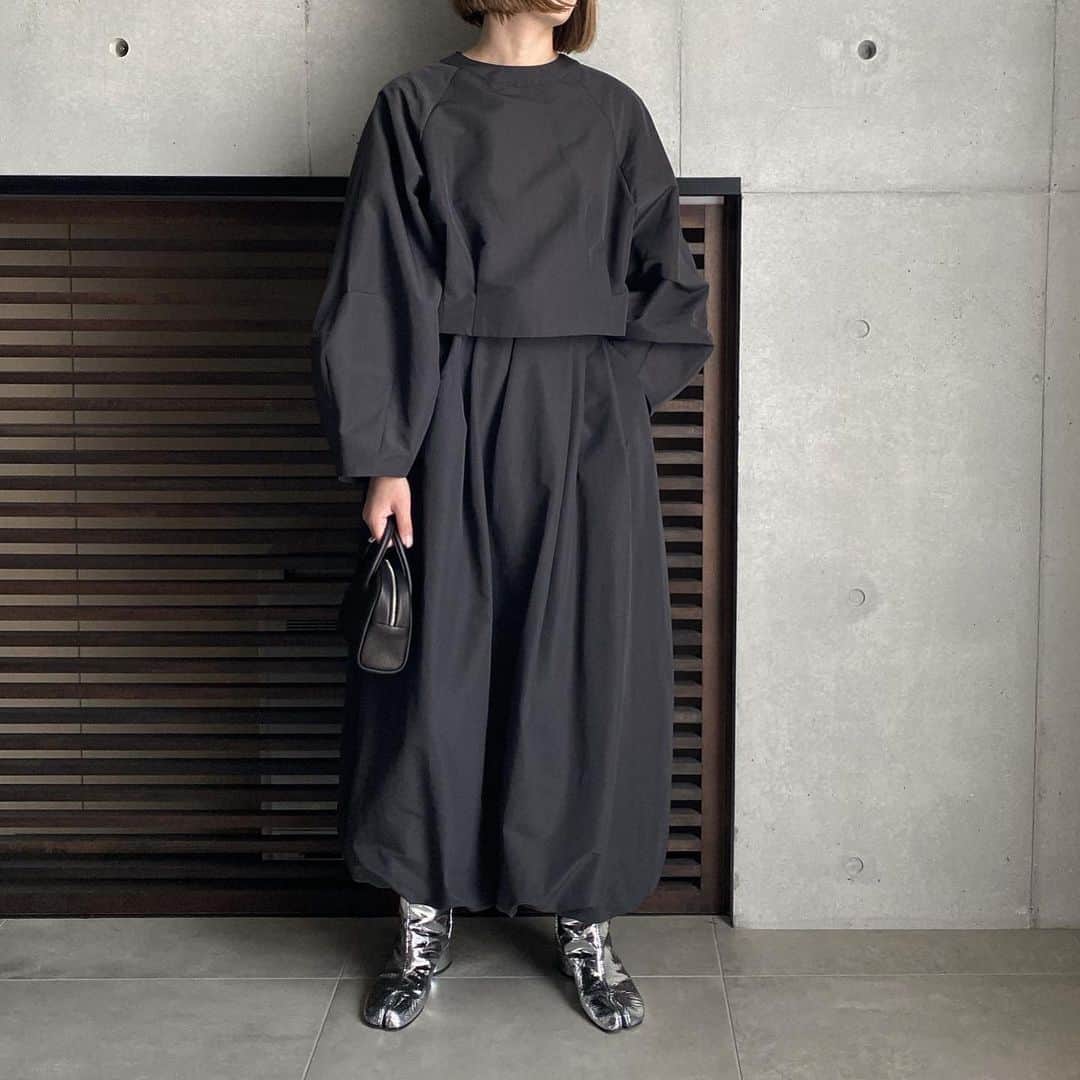 TOMOさんのインスタグラム写真 - (TOMOInstagram)「バックスタイルきゅん。すぎるやつ。 甘辛モードに。 2WAYに楽しめるブラウスが、かなりツボ。 バルーンスカートもウエスト後ろゴムだし、 裾もゴムだし、可愛くて楽ちん。 セットアップで着たいやつ😎  こちらも7月受注です🫶 GREYとBLACKの2色展開。 写真はGREY🙌  #fashion #ootd #outfit #coodinate #instafashion #monotone #モノトーン#シンプルコーデ#モノトーンコーデ #hermes #エルメス#ジルサンダー#シンプルコーデ#lohen#ローヘン#40代コーデ #newbalance #スニーカーコーデ#chanel #シャネル#therow#nicocoordinate#monotonecoordinate#therow#maisonmargiela」6月24日 21時30分 - nicoco121