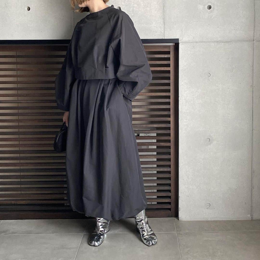 TOMOさんのインスタグラム写真 - (TOMOInstagram)「バックスタイルきゅん。すぎるやつ。 甘辛モードに。 2WAYに楽しめるブラウスが、かなりツボ。 バルーンスカートもウエスト後ろゴムだし、 裾もゴムだし、可愛くて楽ちん。 セットアップで着たいやつ😎  こちらも7月受注です🫶 GREYとBLACKの2色展開。 写真はGREY🙌  #fashion #ootd #outfit #coodinate #instafashion #monotone #モノトーン#シンプルコーデ#モノトーンコーデ #hermes #エルメス#ジルサンダー#シンプルコーデ#lohen#ローヘン#40代コーデ #newbalance #スニーカーコーデ#chanel #シャネル#therow#nicocoordinate#monotonecoordinate#therow#maisonmargiela」6月24日 21時30分 - nicoco121