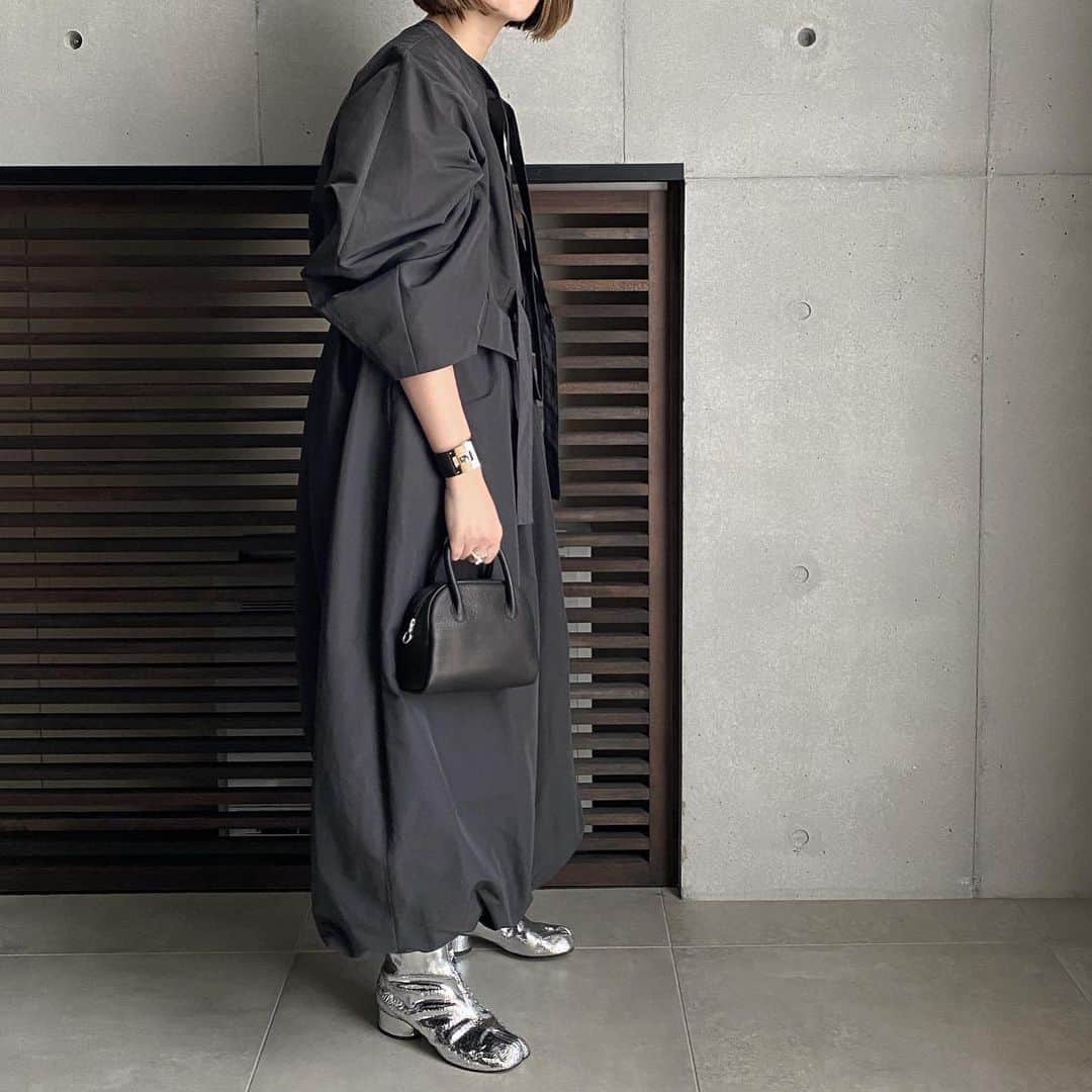 TOMOさんのインスタグラム写真 - (TOMOInstagram)「バックスタイルきゅん。すぎるやつ。 甘辛モードに。 2WAYに楽しめるブラウスが、かなりツボ。 バルーンスカートもウエスト後ろゴムだし、 裾もゴムだし、可愛くて楽ちん。 セットアップで着たいやつ😎  こちらも7月受注です🫶 GREYとBLACKの2色展開。 写真はGREY🙌  #fashion #ootd #outfit #coodinate #instafashion #monotone #モノトーン#シンプルコーデ#モノトーンコーデ #hermes #エルメス#ジルサンダー#シンプルコーデ#lohen#ローヘン#40代コーデ #newbalance #スニーカーコーデ#chanel #シャネル#therow#nicocoordinate#monotonecoordinate#therow#maisonmargiela」6月24日 21時30分 - nicoco121