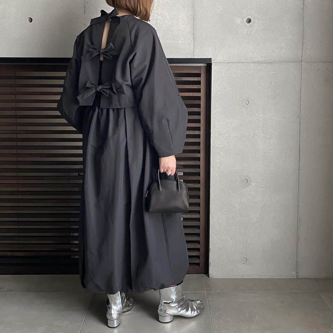 TOMOさんのインスタグラム写真 - (TOMOInstagram)「バックスタイルきゅん。すぎるやつ。 甘辛モードに。 2WAYに楽しめるブラウスが、かなりツボ。 バルーンスカートもウエスト後ろゴムだし、 裾もゴムだし、可愛くて楽ちん。 セットアップで着たいやつ😎  こちらも7月受注です🫶 GREYとBLACKの2色展開。 写真はGREY🙌  #fashion #ootd #outfit #coodinate #instafashion #monotone #モノトーン#シンプルコーデ#モノトーンコーデ #hermes #エルメス#ジルサンダー#シンプルコーデ#lohen#ローヘン#40代コーデ #newbalance #スニーカーコーデ#chanel #シャネル#therow#nicocoordinate#monotonecoordinate#therow#maisonmargiela」6月24日 21時30分 - nicoco121