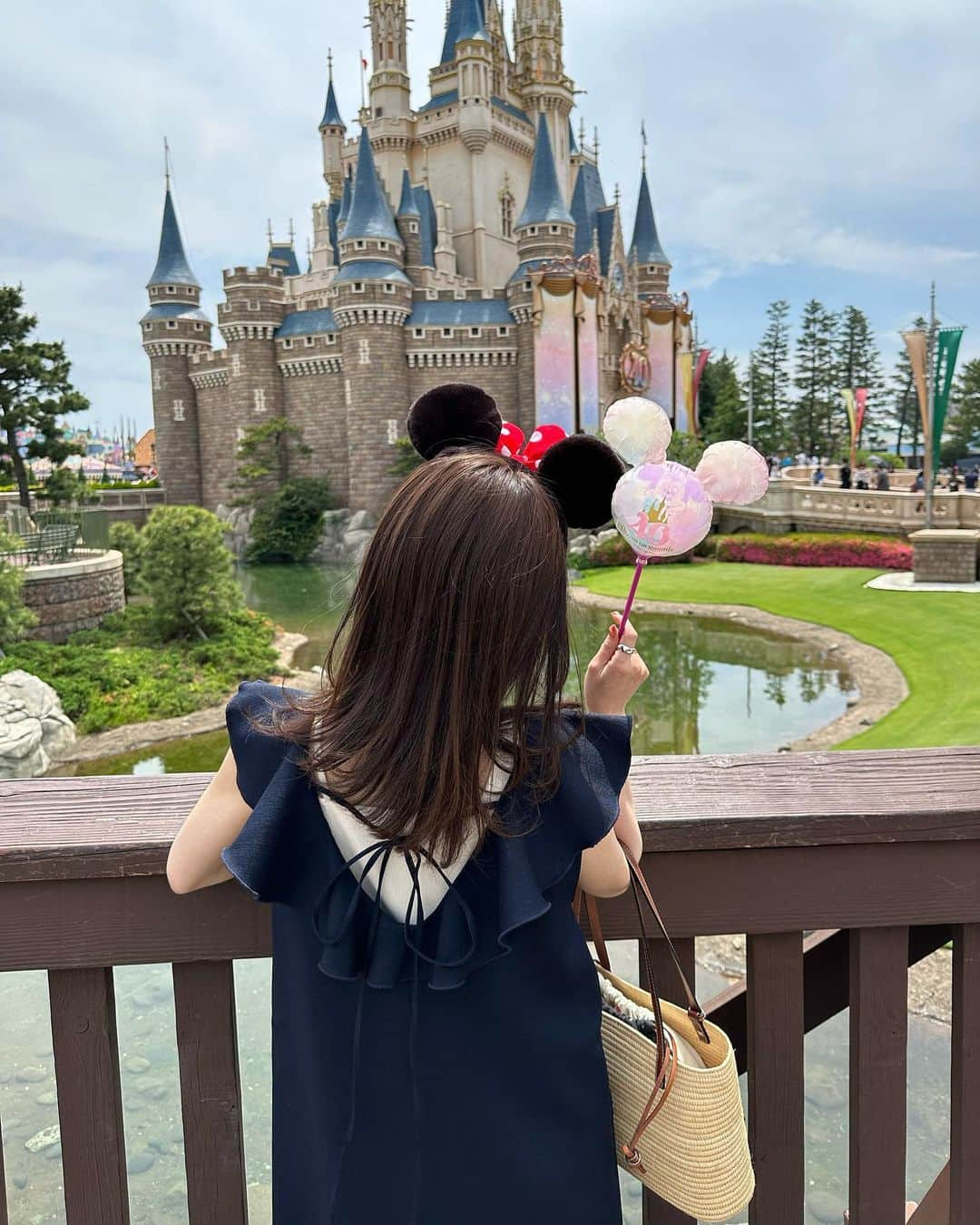 まるさんのインスタグラム写真 - (まるInstagram)「ㅤ 夏デートに本気でおすすめのフリルワンピ🌛🤍 わたしのイチ推しカラーはネイビー🫶🏻 ㅤ ついに明日の12:00-発売です！ 大人気の予感しております、、🥺 ぜひお見逃しなく💘  私は153cmでSサイズ着用してます✍️  中のタンクトップも @hinari_official で 2wayデザインタンク/アイボリーです！ この組み合わせオススメ😽 ㅤ ㅤ #hinari #hinari_code #153cmコーデ #低身長コーデ #ディズニーコーデ #ディズニーランド #disneyland」6月24日 21時31分 - marumaru1530