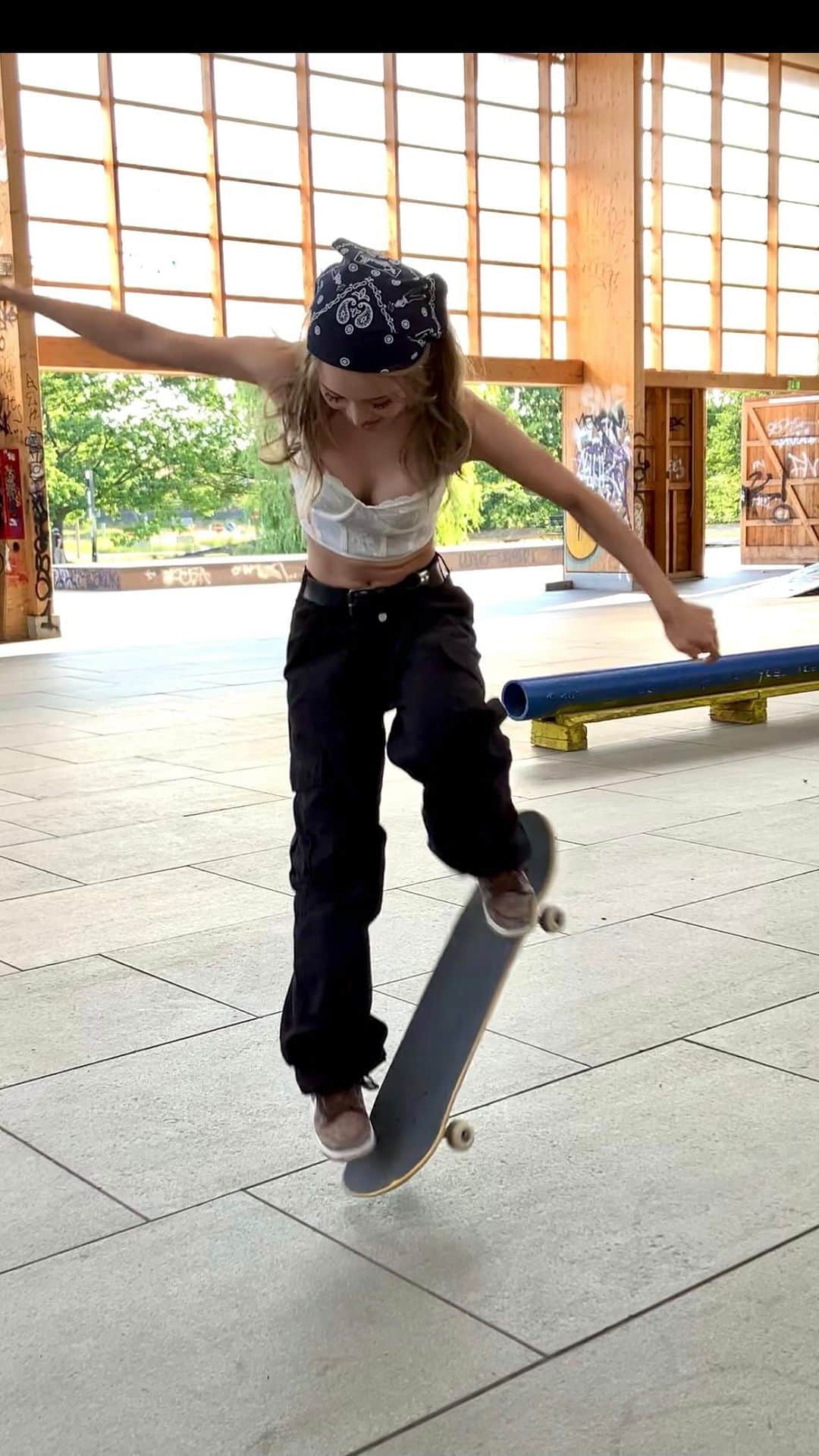 蘭のインスタグラム：「🇩🇰🤍  #skatergirl #skate #skatelife #skateboard #womendoskate #ootd #skatergirlstyle #skategirlpower #skateeverydamnday #skateboardingisfun #outfit #skatestyle #girlsskate #fspop#スケボー女子#ガールズスケーター」