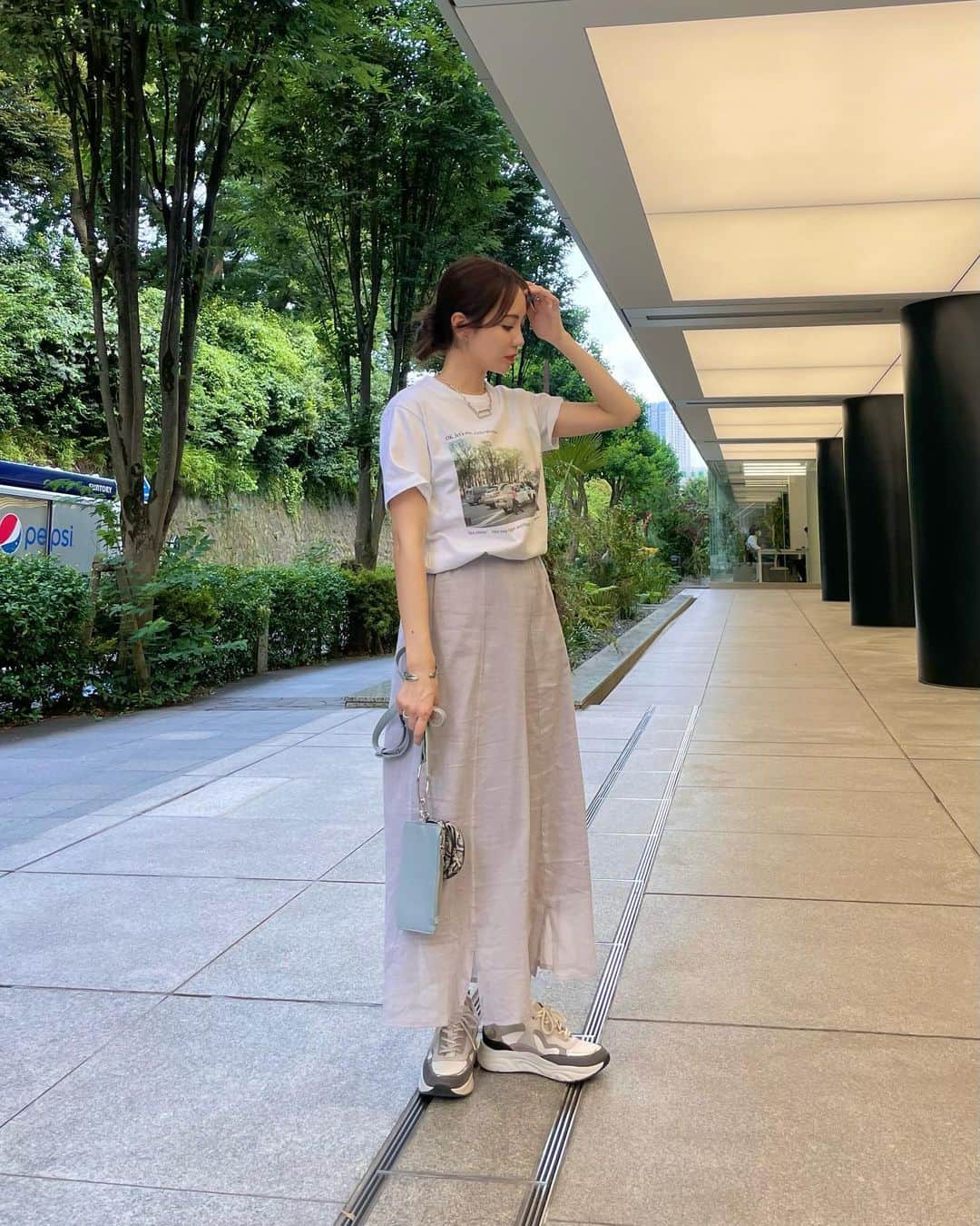 のインスタグラム：「サラッとした質感が涼しげな @kuih_store のスカート🌸 ウエストゴムで軽いので暑い日にぴったりアイテム☀️ サマーセール開催中ということで、ストーリーにURL貼っておきます🫶  #kuih #クイ #kuihスト #kuihst」