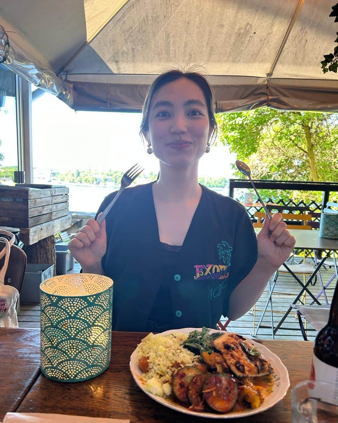 加藤ジーナのインスタグラム：「めちゃくちゃ美味しかったランチ🤤💗  ヴィーガンのブュッフェスタイルなんだけど ぜーーーんぶ美味しくて最高だった！！！！！😤😤😤😤💗 紅茶も種類がたくさんあって全部飲みたくなるし もう動けない、、、ってくらい 食べちゃった🤣✨  テラス席がいっぱいあって 景色も最高だし またストックホルムに行ったら 必ず行く！！！！ むしろこのお店のためにストックホルムに行きたいレベル🤣  #hermans #ストックホルム #ストックホルム旅行 #ストックホルム観光 #ストックホルムカフェ #ストックホルム街歩き #ヴィーガンレストラン #ヴィーガンブュッフェ #ブュッフェランチ #スウェーデン #スウェーデン旅行 #北欧 #北欧旅行 #海外旅行 #ヨーロッパ旅行 #ヨーロッパ旅」