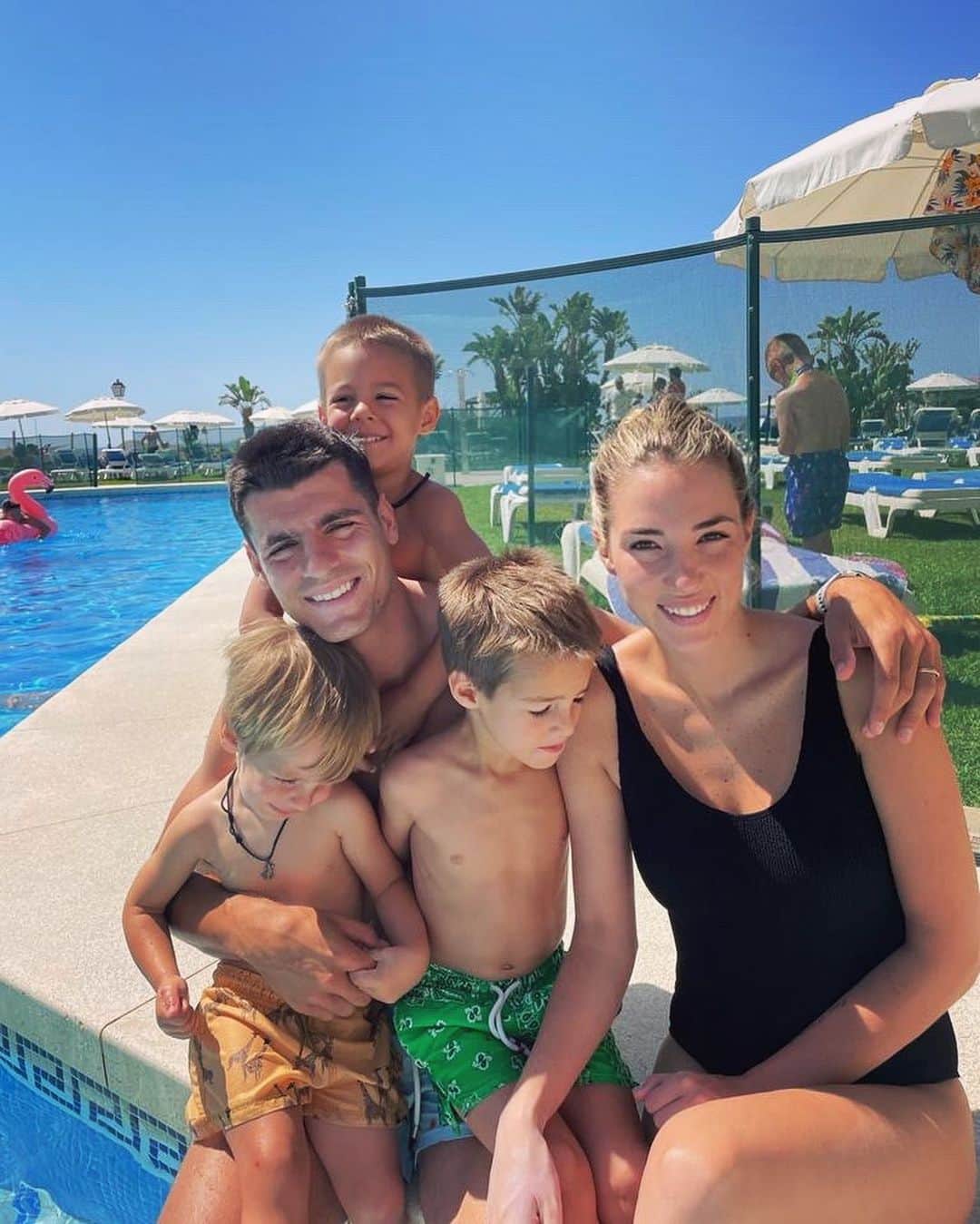 アルバロ・モラタのインスタグラム：「Recordando las vacaciones de la infancia! Cuantos recuerdos! Cabopino ❤️❤️」