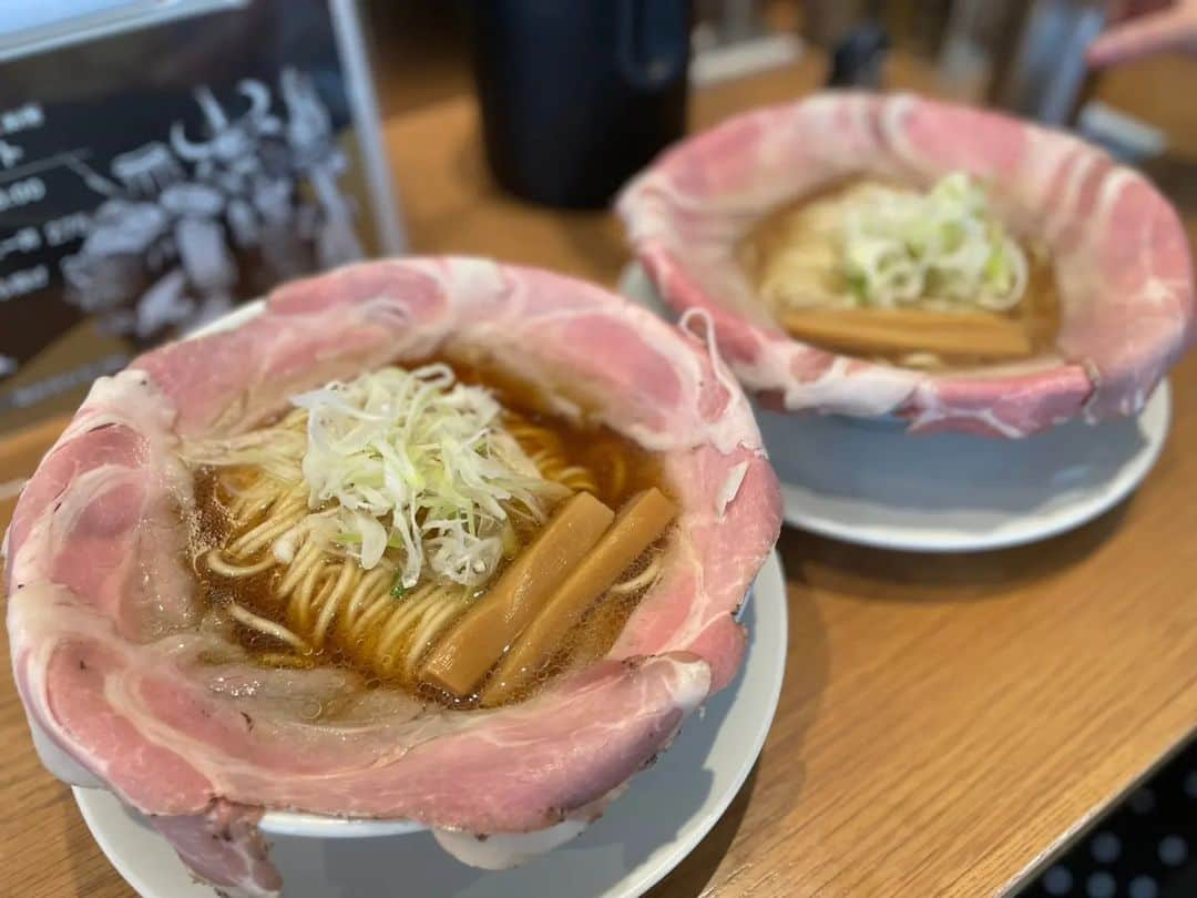 松浦まりなのインスタグラム：「ラーメン大戦争TOKYO😏👍  なんと大盛り、特盛、チャーシュが5枚まで無料トッピング出来る！！  チャーシュー五枚だと、インパクト大！ そして、薄切りなので女性でもペロッと食べれてしまう量💯  中太麺でツルモチで、存在感のある食感だった！！ こちら自家製麺で、店内で作ってる様子が見れるよ👍  チャーシュー丼おいしー！！ 炙りの香りと角切りチャーシューの味、マヨネーズで最強のご飯😏  お腹いっぱいなった😘  PR @daisensou_suidoubashi #ラーメン大戦争tokyo #水道橋グルメ #水道橋ディナー #水道橋ラーメン #東京ラーメン #tokyoピストル #自由tokyo #水道橋駅」