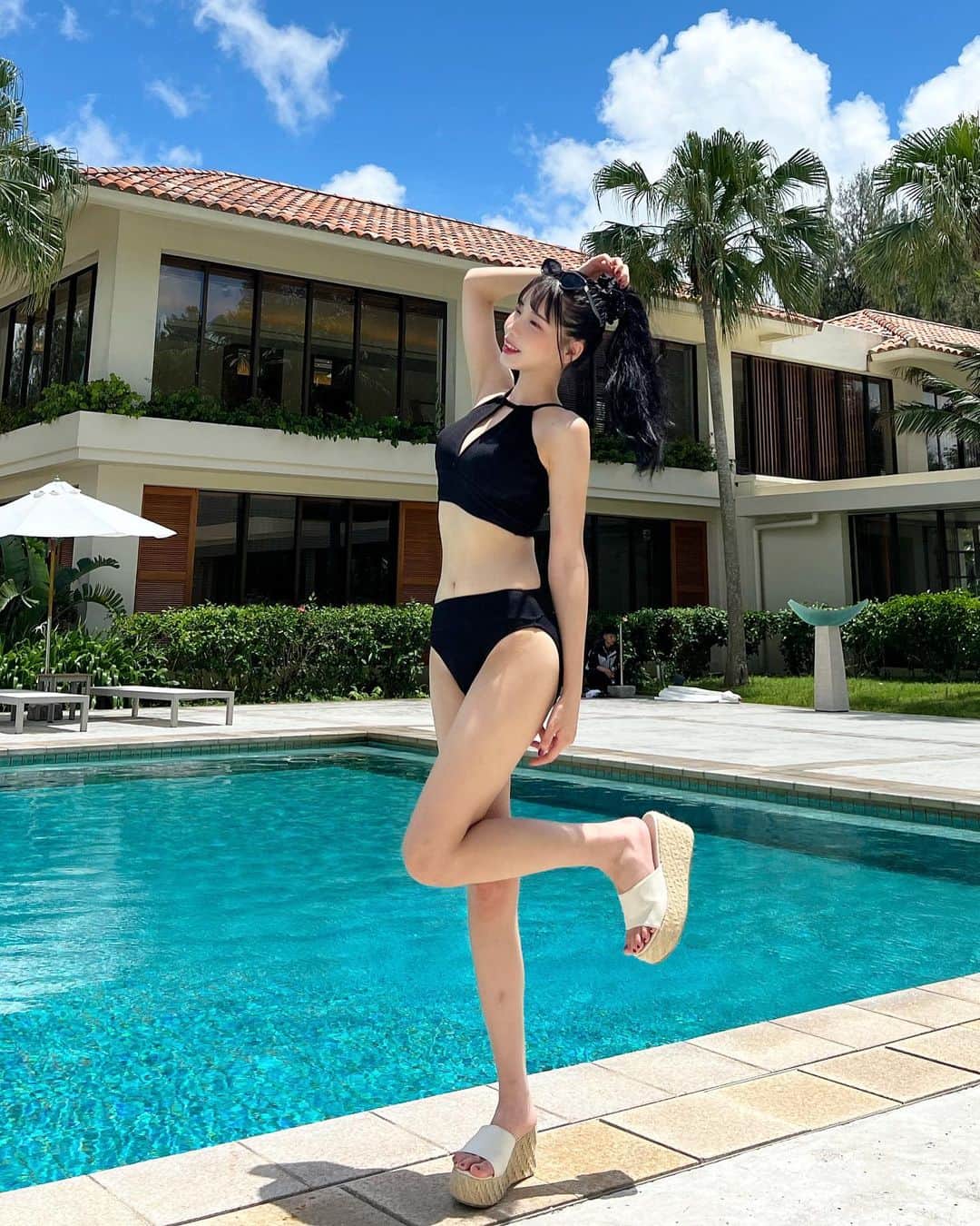えみ姉さんのインスタグラム写真 - (えみ姉Instagram)「ㅤ ㅤ載せ直しごめん🥲 ㅤ 痩せて初の水着🌺🫣♡♡ 去年とは身体大違いすぎてびっくり。。 ㅤ ㅤ プールで遊んだけどやっぱ日光苦手で このあとめちゃくちゃ寝込みました。笑 ㅤ ㅤ #沖縄 #沖縄旅行 #骨格ストレート」6月24日 21時45分 - emk_oooo