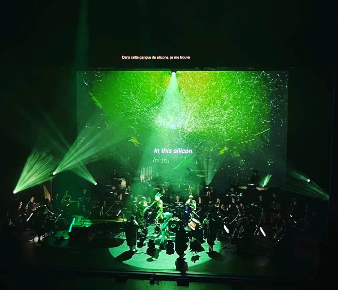 渋谷慶一郎さんのインスタグラム写真 - (渋谷慶一郎Instagram)「Our three performances of Android Opera Mirror at the Theatre du Chatelet finished last night. In this work, I wanted to depict the fragmented possibilities after the end of the world. The android was singing texts generated by ChatGPT, monks who continue to circle around the android chanting prayers unchanged since time immemorial, and an orchestra of remaining humans performing a mixed ritual, but it comes to an abrupt end.  How many endings are possible? We can take this as reincarnation, or perhaps the beginning of a tragedy that the true end will never come. But if the music there is moving toward a new harmony, then all is not so bad. I would like to thank all the audiences who participated in the new experience or a “ritual”; the monks of Koya Mount, the Appassionato orchestra, Justine Emard, Shintaro Imai, the staff who worked with us, the Théâtre Châtelet, and Android Alter 4. I am happy to come back to Paris to perform at this time. Let's keep making interesting works again. アンドロイドオペラミラーの全公演が終わった。世界の終わりの後の断片的な可能性を描いてみたいと思った。そこにはChat GPT を歌うアンドロイドや太古から変わらない祈りを唱えながらアンドロイドの周りをまわり続ける僧侶たち、残された人間たちによるオーケストラが混然一体となって儀式を行っていて、しかしそれは突然に終わりを迎える。終わりはいくつあるのか？これを輪廻転生と捉えることも出来るし本当の終わりは来ないという悲劇の始まりかもしれない。しかし、そこにある音楽が新しい調和に向かっているなら全ては悪くないとも思う。 この儀式に参加してくれた全てのオーディエンス、高野山の僧侶のみなさま、appassionato orchestra、一緒に作り上げてくれたスタッフ、テアトルシャトレのみなさま、そしてアンドロイドオルター4、本当にどうもありがとう。このタイミングでパリに復帰出来て嬉しかった。また面白い作品を作り続けよう。」6月24日 21時46分 - keiichiroshibuy