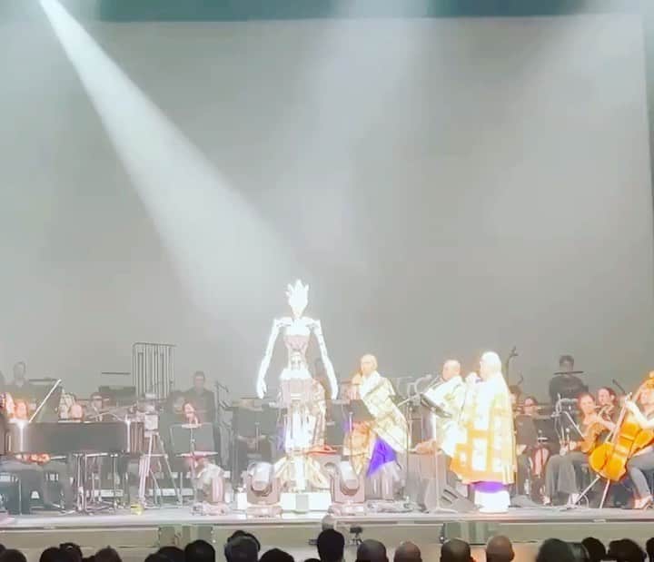 渋谷慶一郎のインスタグラム：「Our three performances of Android Opera Mirror at the Theatre du Chatelet finished last night. In this work, I wanted to depict the fragmented possibilities after the end of the world. The android was singing texts generated by ChatGPT, monks who continue to circle around the android chanting prayers unchanged since time immemorial, and an orchestra of remaining humans performing a mixed ritual, but it comes to an abrupt end.  How many endings are possible? We can take this as reincarnation, or perhaps the beginning of a tragedy that the true end will never come. But if the music there is moving toward a new harmony, then all is not so bad. I would like to thank all the audiences who participated in the new experience or a “ritual”; the monks of Koya Mount, the Appassionato orchestra, Justine Emard, Shintaro Imai, the staff who worked with us, the Théâtre Châtelet, and Android Alter 4. I am happy to come back to Paris to perform at this time. Let's keep making interesting works again. アンドロイドオペラミラーの全公演が終わった。世界の終わりの後の断片的な可能性を描いてみたいと思った。そこにはChat GPT を歌うアンドロイドや太古から変わらない祈りを唱えながらアンドロイドの周りをまわり続ける僧侶たち、残された人間たちによるオーケストラが混然一体となって儀式を行っていて、しかしそれは突然に終わりを迎える。終わりはいくつあるのか？これを輪廻転生と捉えることも出来るし本当の終わりは来ないという悲劇の始まりかもしれない。しかし、そこにある音楽が新しい調和に向かっているなら全ては悪くないとも思う。 この儀式に参加してくれた全てのオーディエンス、高野山の僧侶のみなさま、appassionato orchestra、一緒に作り上げてくれたスタッフ、テアトルシャトレのみなさま、そしてアンドロイドオルター4、本当にどうもありがとう。このタイミングでパリに復帰出来て嬉しかった。また面白い作品を作り続けよう。」
