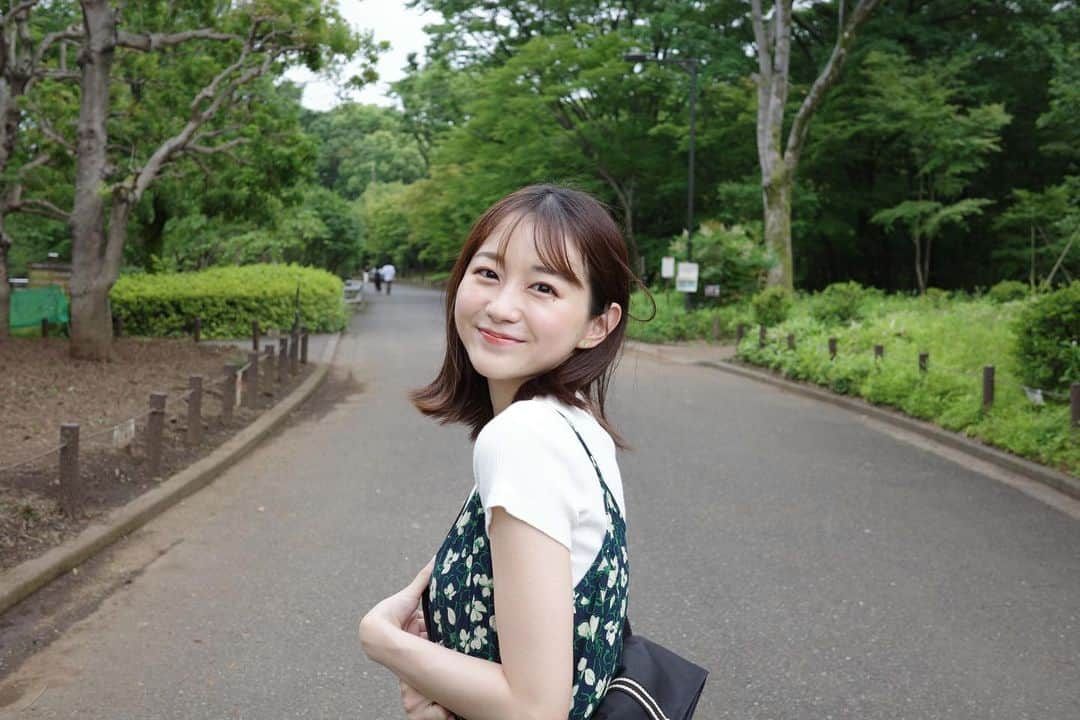 若林有子のインスタグラム：「お散歩をしていたら紫陽花が綺麗に咲いていました💠  2ヶ月待ってやっと届いたカメラ📷 お出かけモチベーションが上がります！  #アイスクリームを持ってる時が1番笑顔  #紫陽花 #梅雨 #散歩 #コンデジ #カメラ #写真 #gr3x #grsnaps」