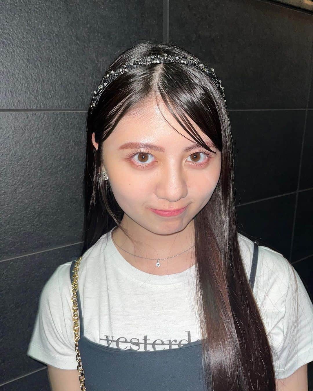 夢花のインスタグラム：「🩷🎵➿🎀  眉毛もまつ毛もアイラインもアイシャドウもチークもリップもぜーーんぶピンクにした🫶🏻  #ピンクメイク #韓国ヘア #フラッシュ #カチューシャ」