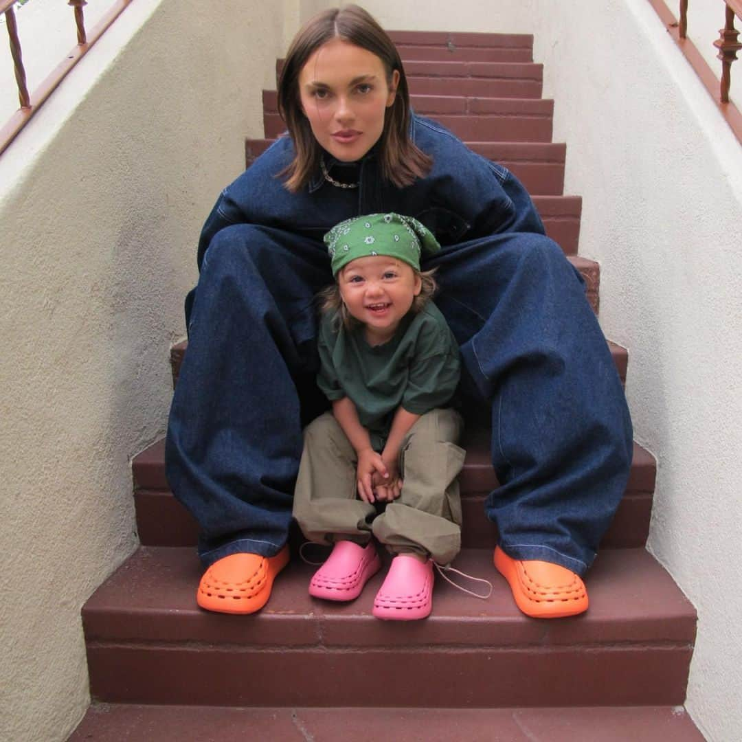 エコーのインスタグラム：「One for you, one for me — the ECCO COZMO SLIDE, effortless style for the whole family.   Styled by @venedaacarter and her mini. #ECCO」